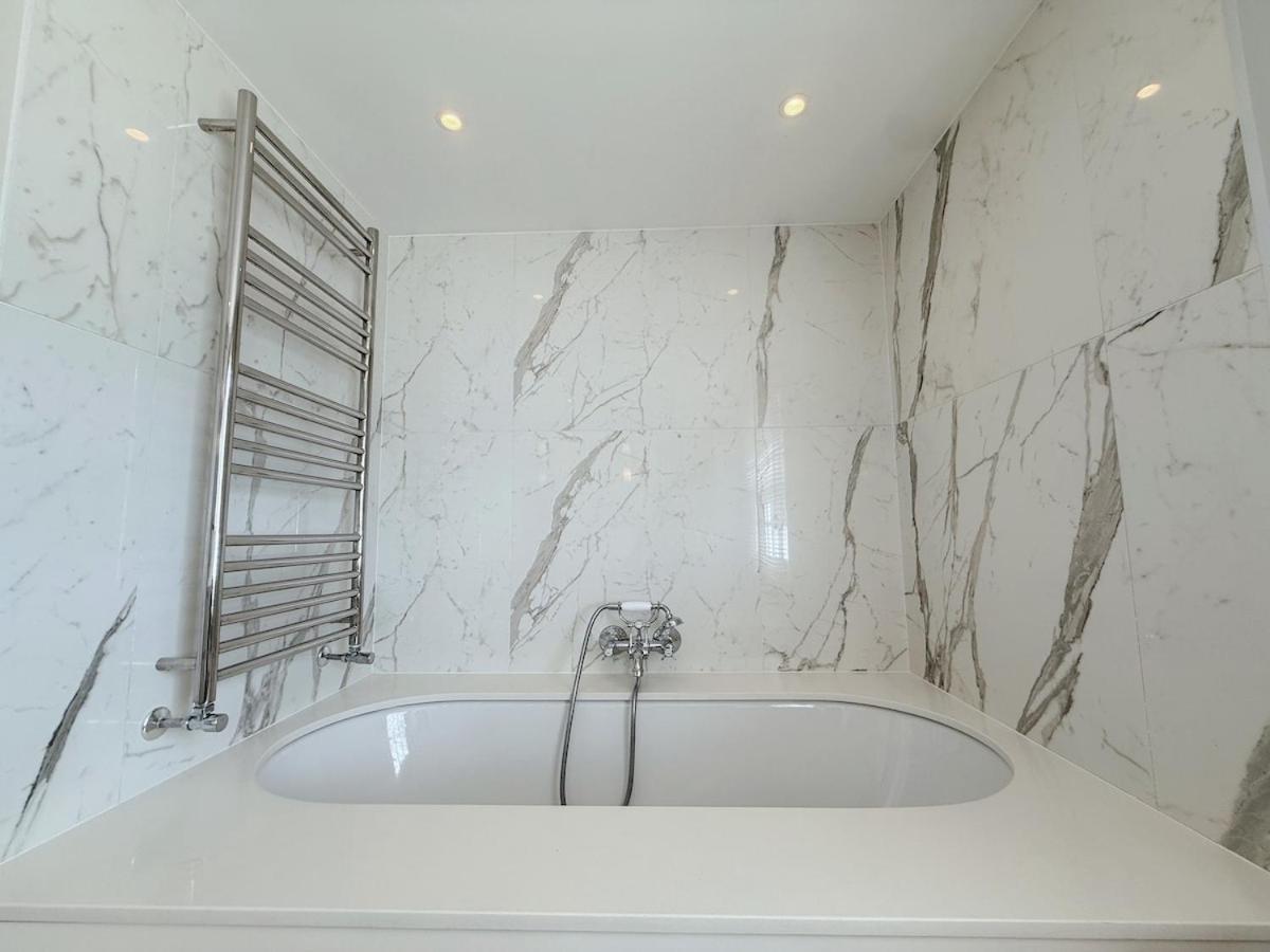 Stylish 3-bedroom Terrace House Near Earls Court Villa London