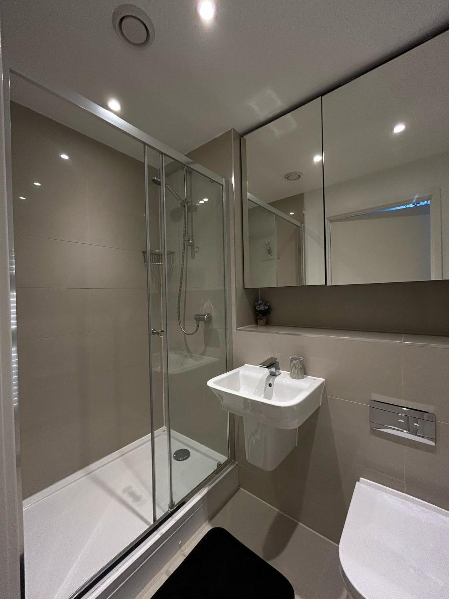 Lägenhet Modern 2-bedroom Flat Near Wembley - 9 Minutes From Park Royal Station London