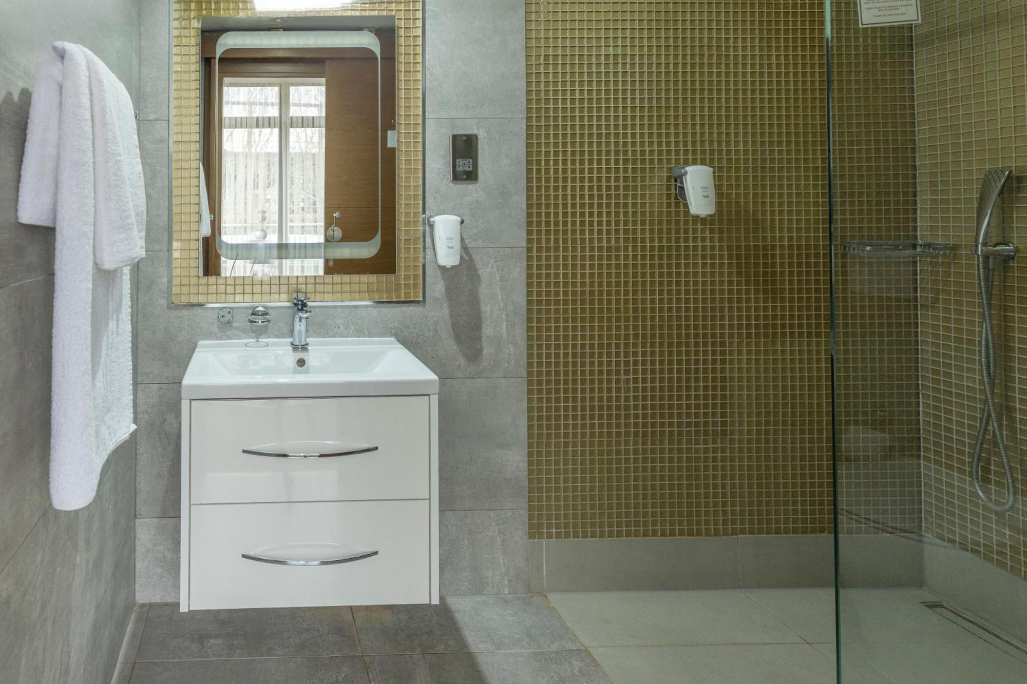 Putney Hotel; Bw Signature Collection