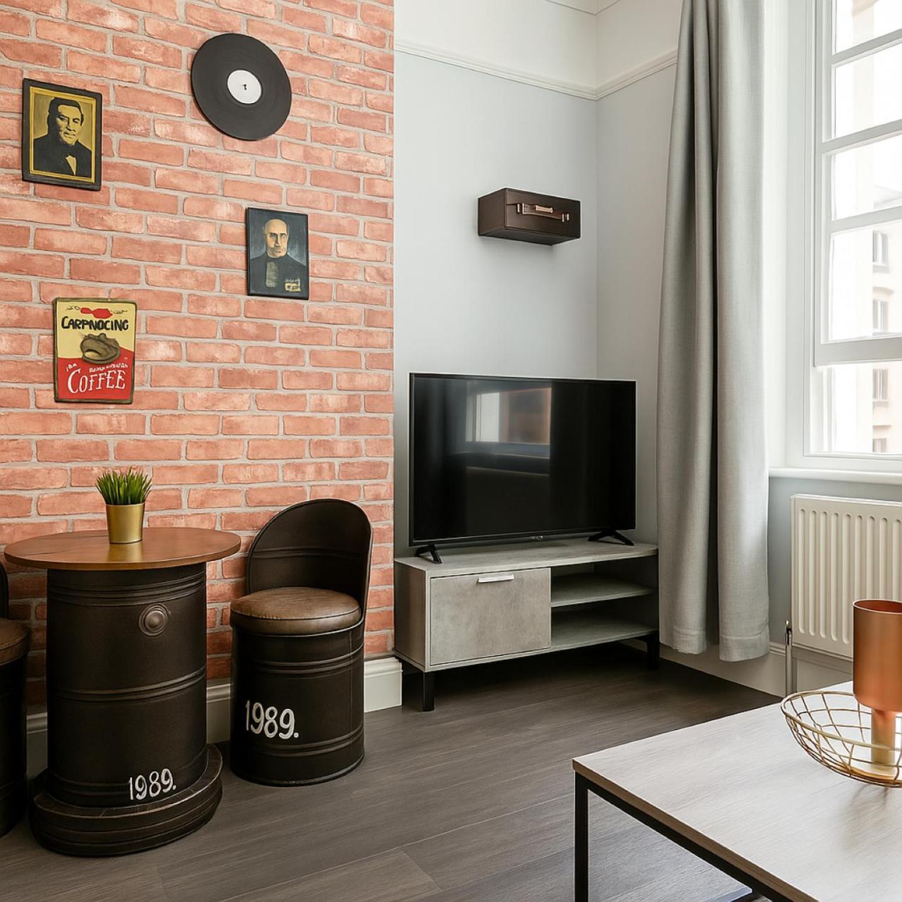 Awesome 1 Bedroom Next To Victoria Station Apartment