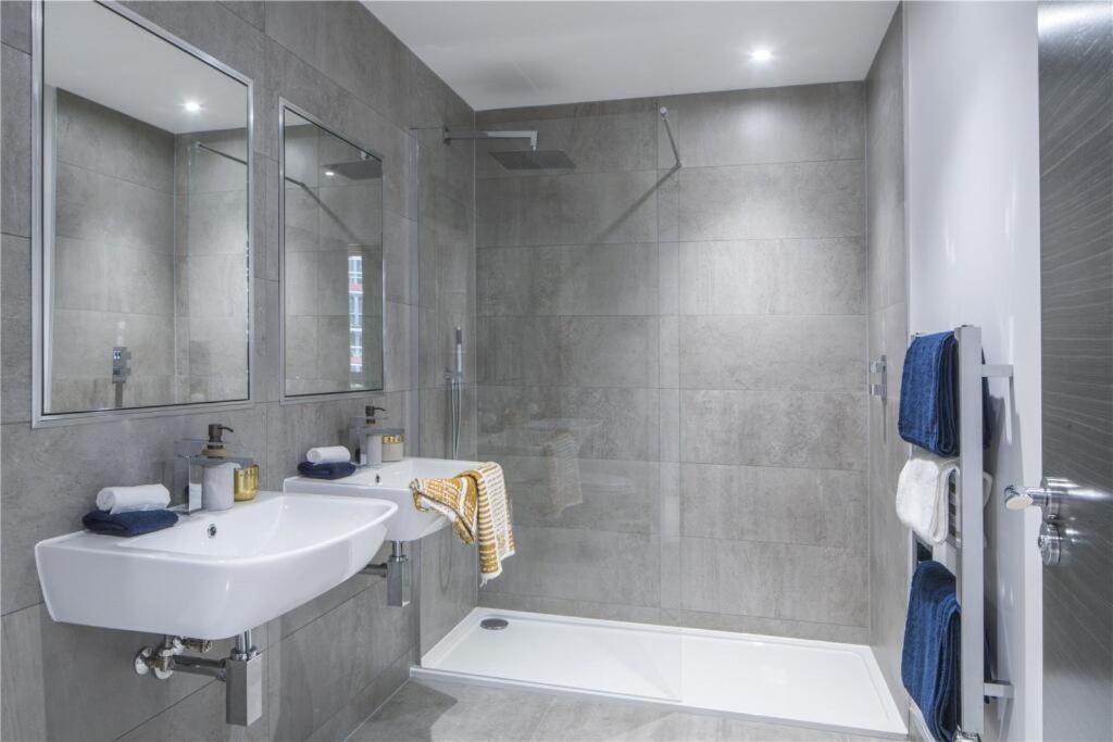 Private And Gated Family - Sleeps 6 Holiday home London