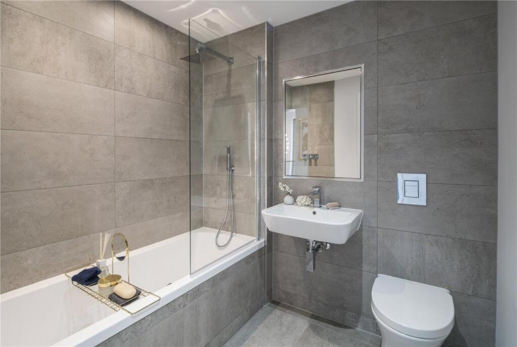 Private And Gated Family - Sleeps 6 Holiday home London