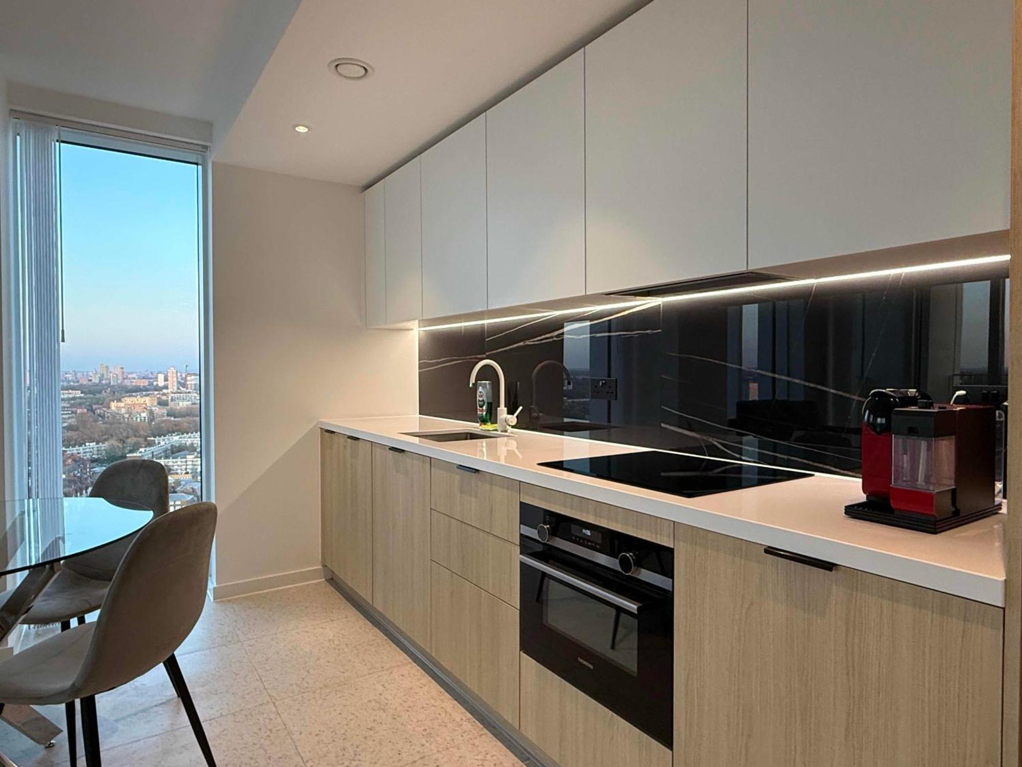 Luxury Skyline 1br Lägenhet *