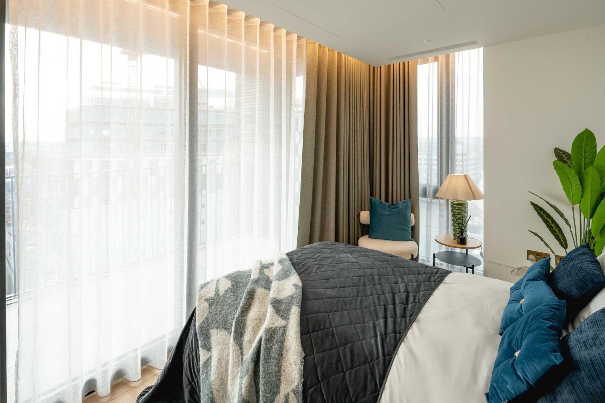 Sunrise View Luxury With Balcony And Elevator Apartment London
