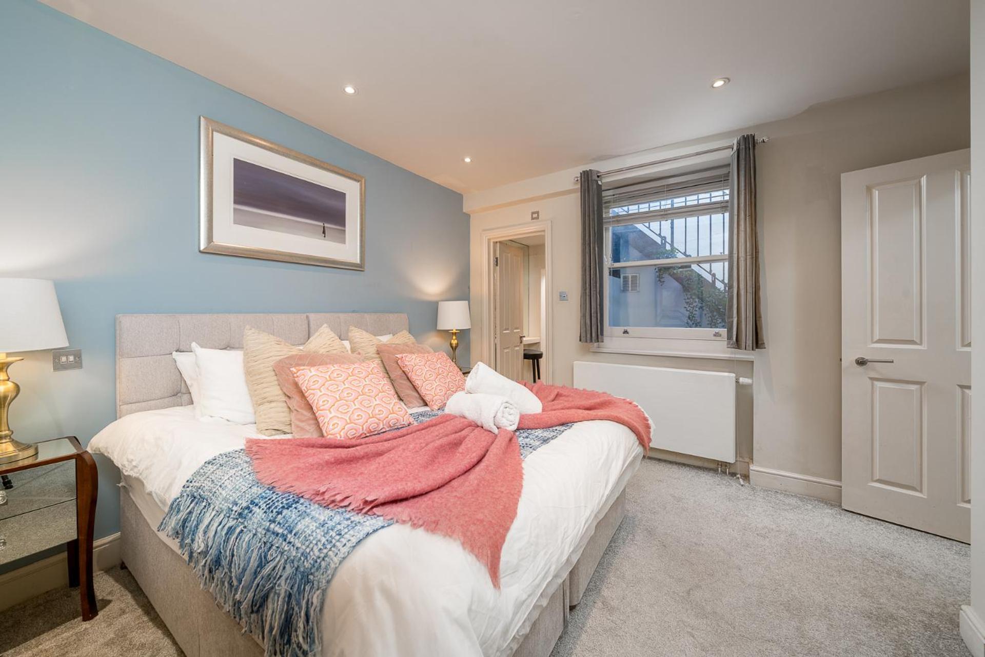 Niru Experience Hidden Gem In Chelsea 2bd 2ba Apartment London