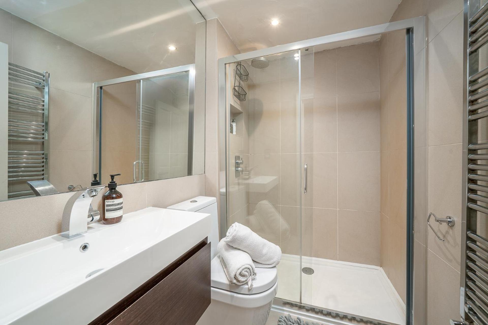 Niru Experience Hidden Gem In Chelsea 2bd 2ba Apartment London