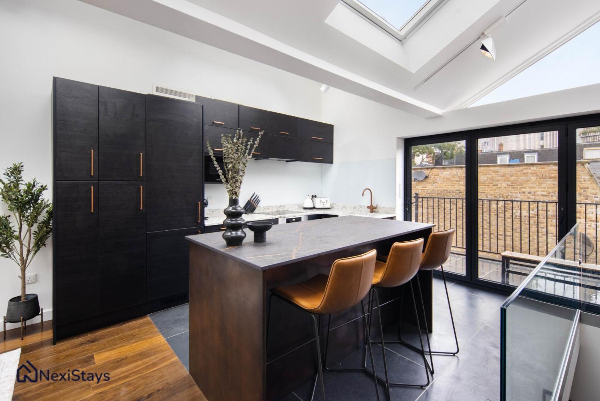 1 Min Walk To Euston Station, Modern Townhouse Lejlighed London