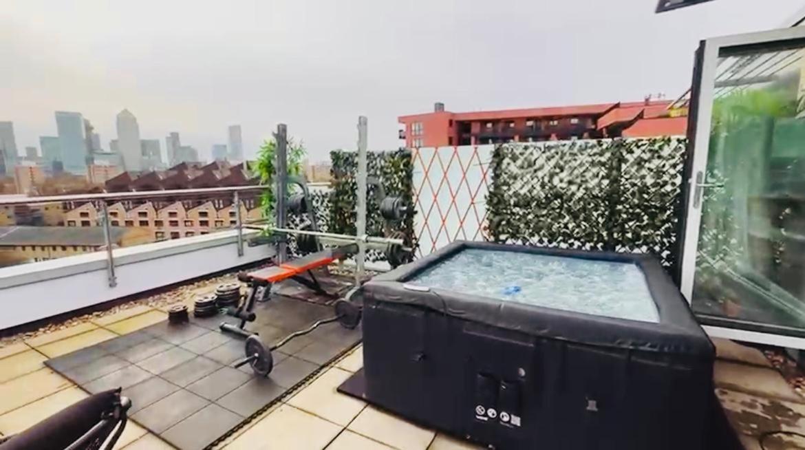 Lejlighed Penthouse - Canary Wharf - 24 Hr Concierge, Gym, Hot Tub, Sauna, Balcony, Terrace London