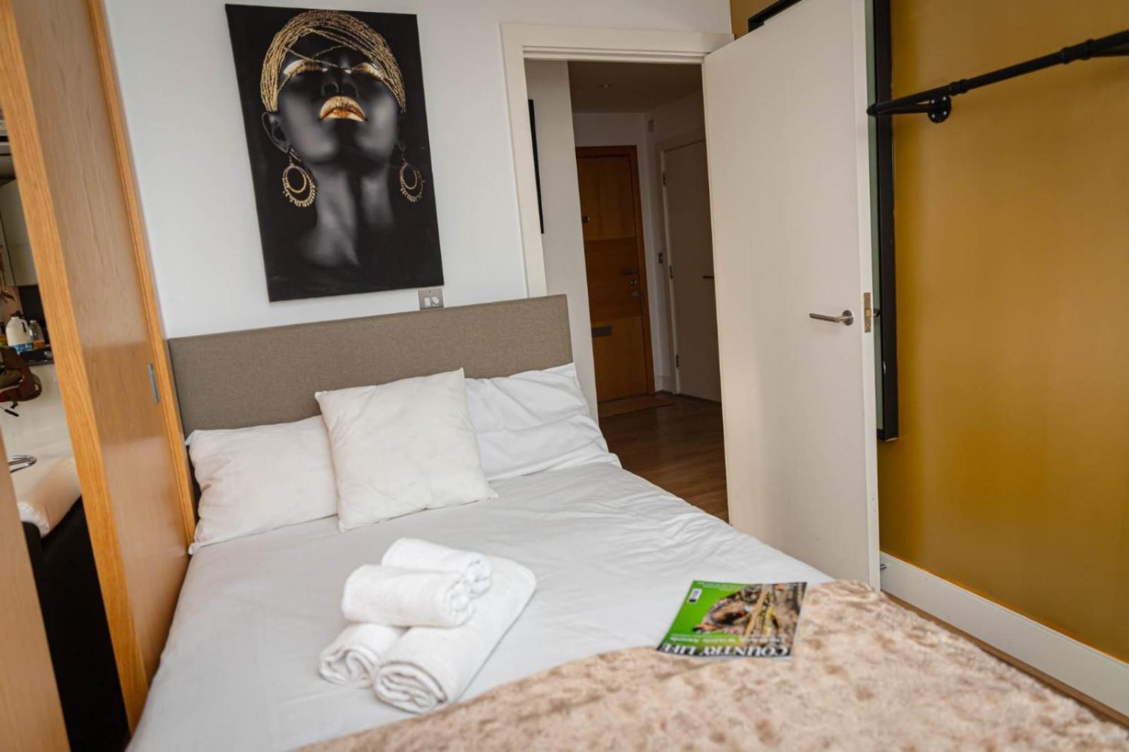 Penthouse - Canary Wharf - 24 Hr Concierge, Gym, Hot Tub, Sauna, Balcony, Terrace Lejlighed