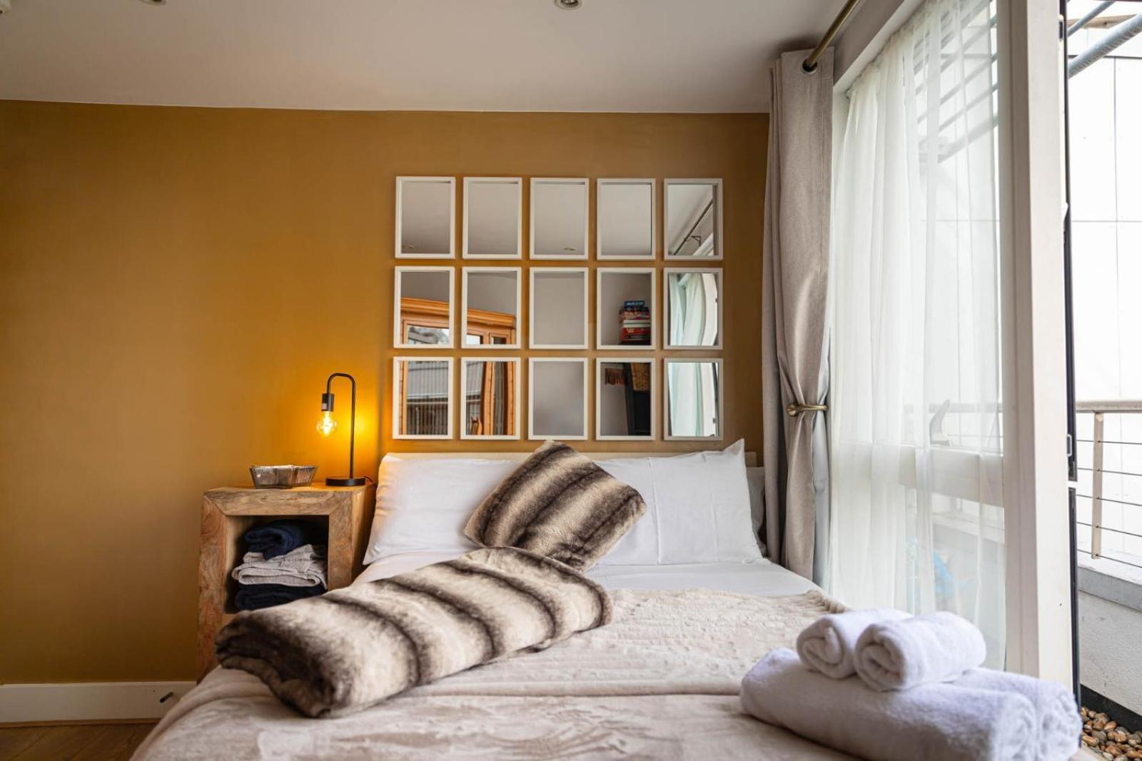 Penthouse - Canary Wharf - 24 Hr Concierge, Gym, Hot Tub, Sauna, Balcony, Terrace Lejlighed London