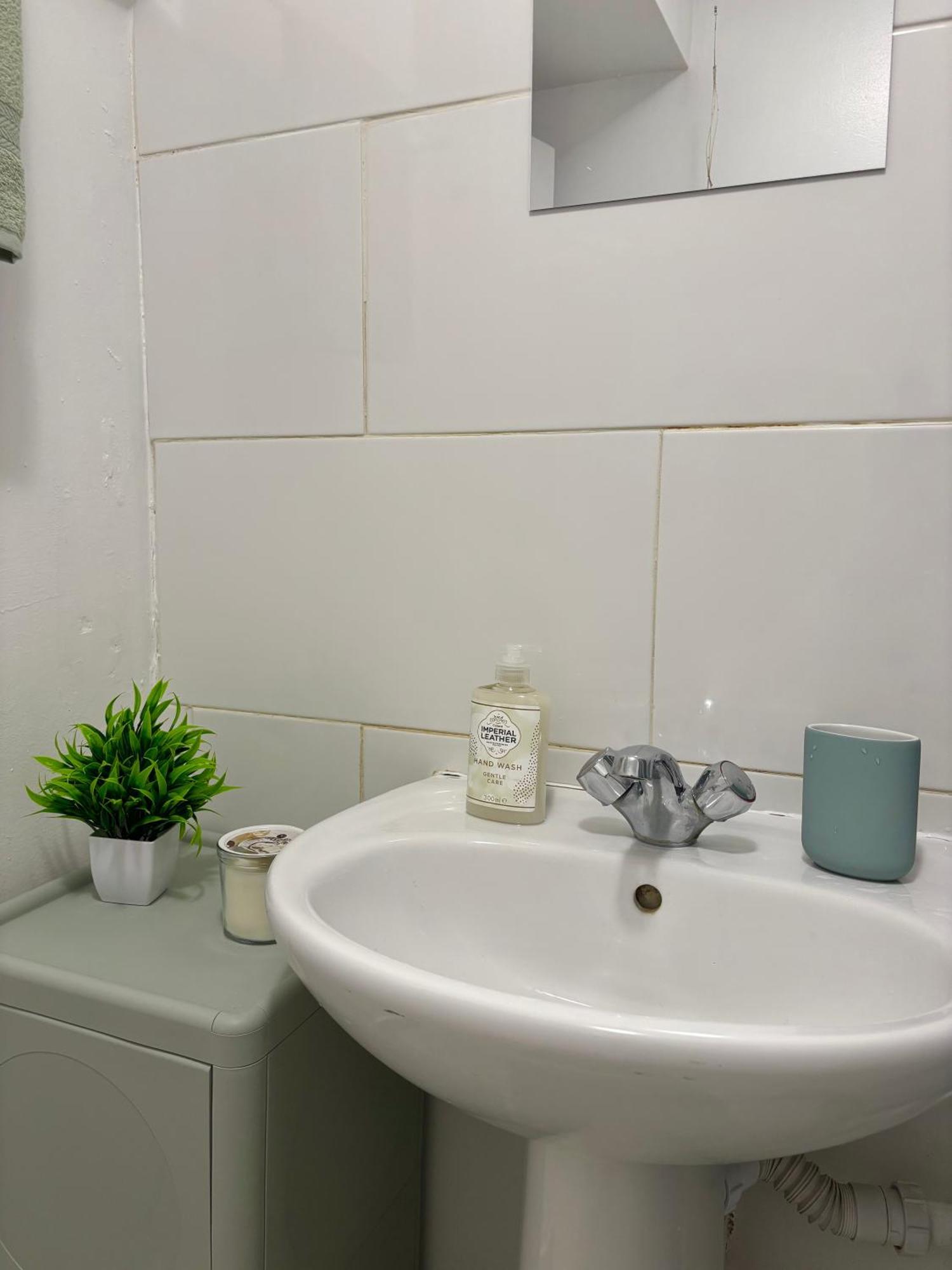 Stylish 2-bed Retreat Steps From Emirates Stadium London