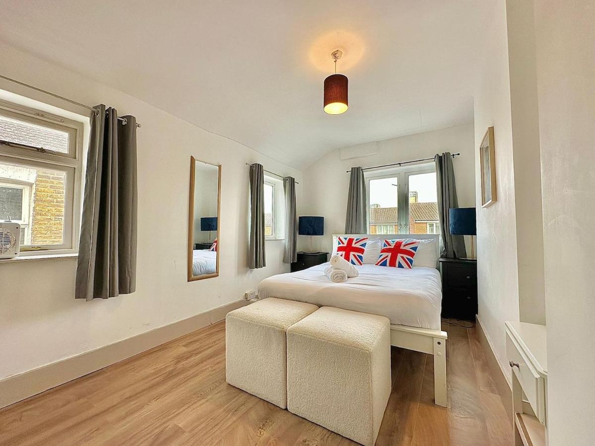 Large House In 105 * London