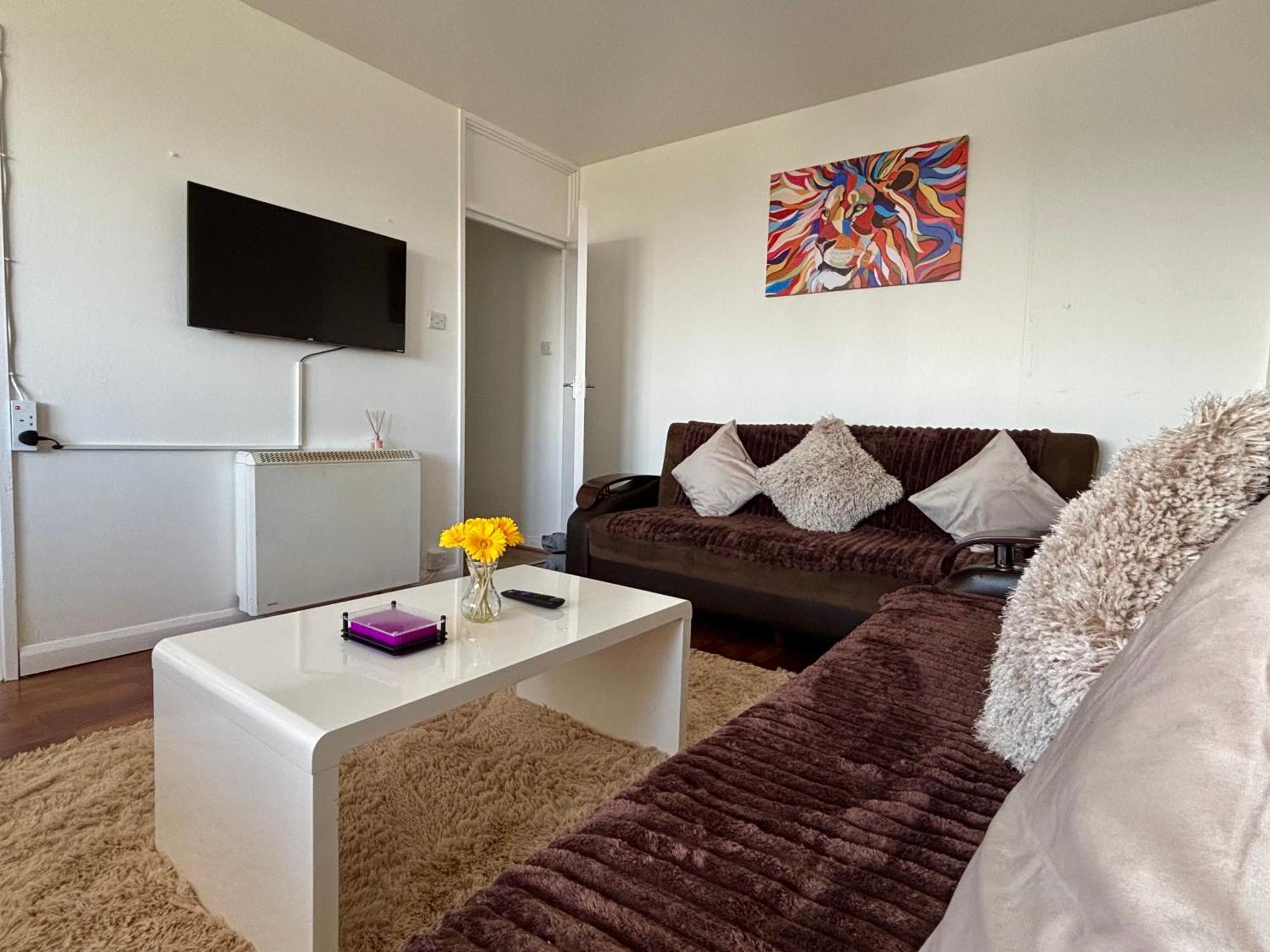 Stylish 2-bed Retreat Steps From Emirates Stadium Apartment *