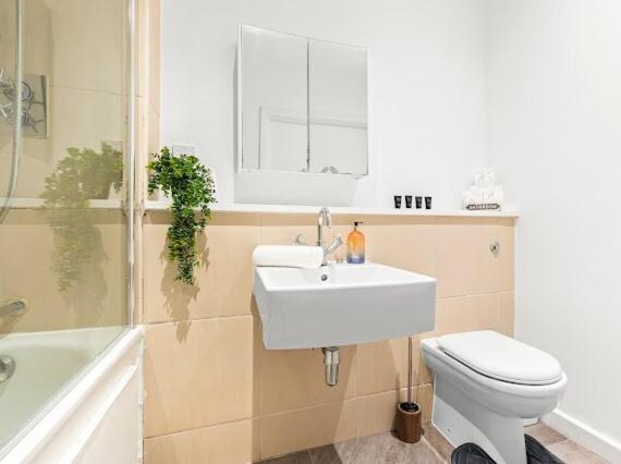 Spacious, Lovely 2 Bed In Hackney Wick * London