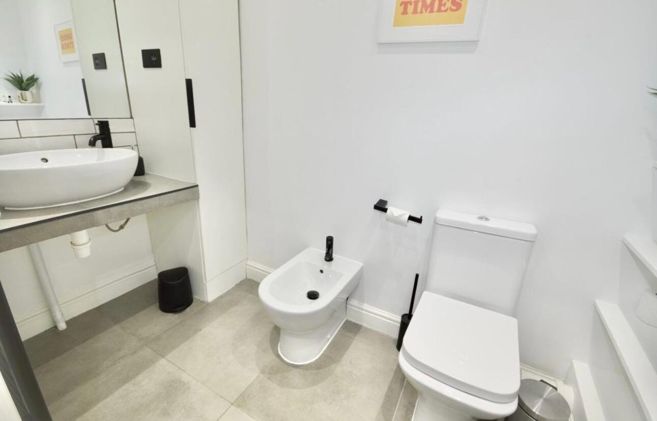 Apartment 3 X Bedroom Riverside Flat With Hot Tub On Roof Terrace