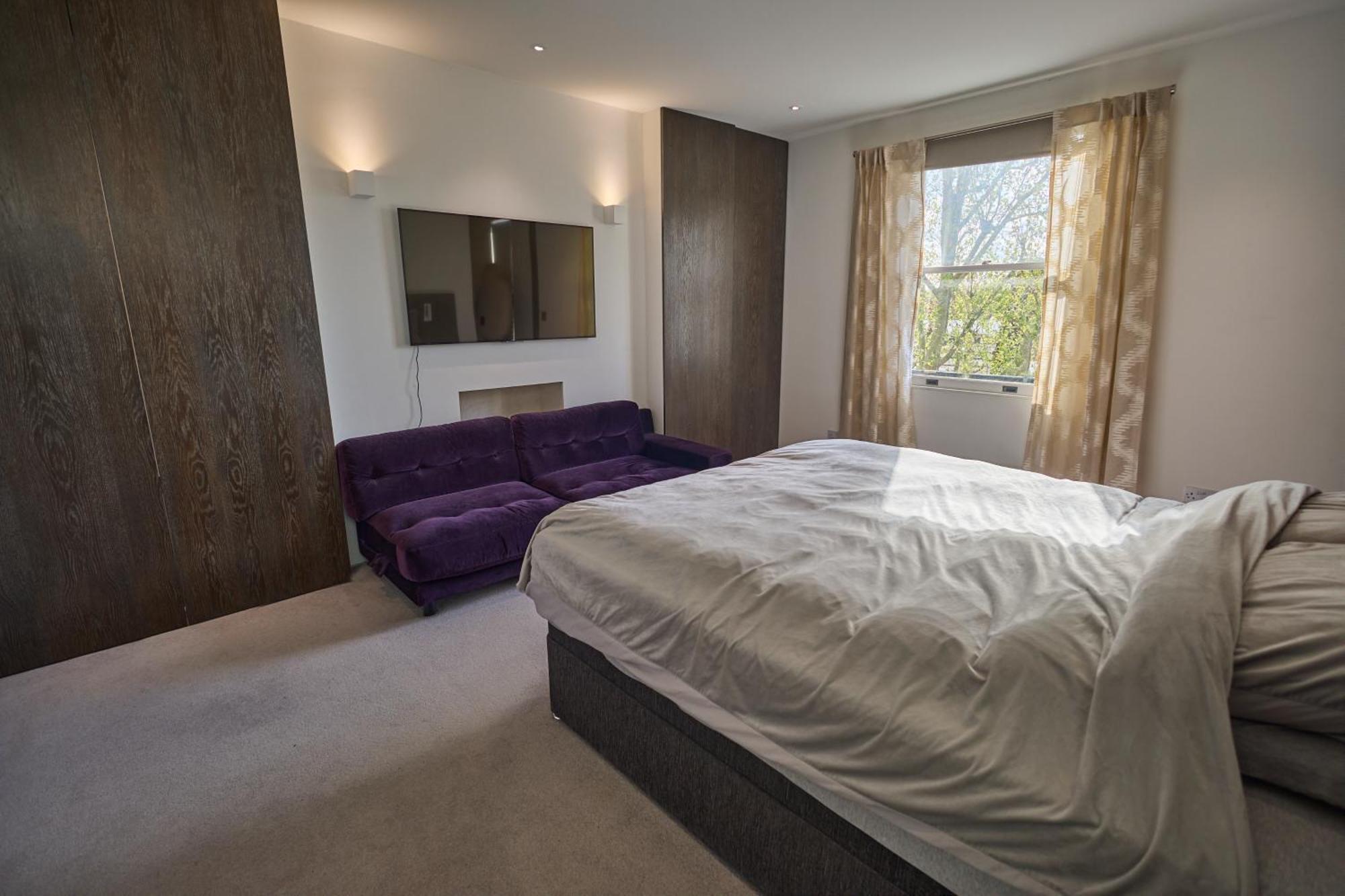Modern Penthouse With Balcony & Views Apartment London