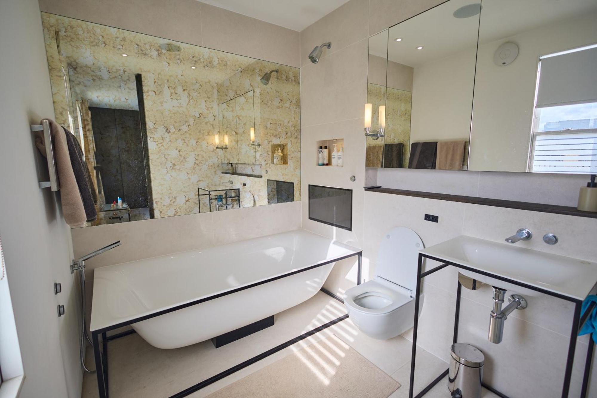 Apartment Modern Penthouse With Balcony & Views London