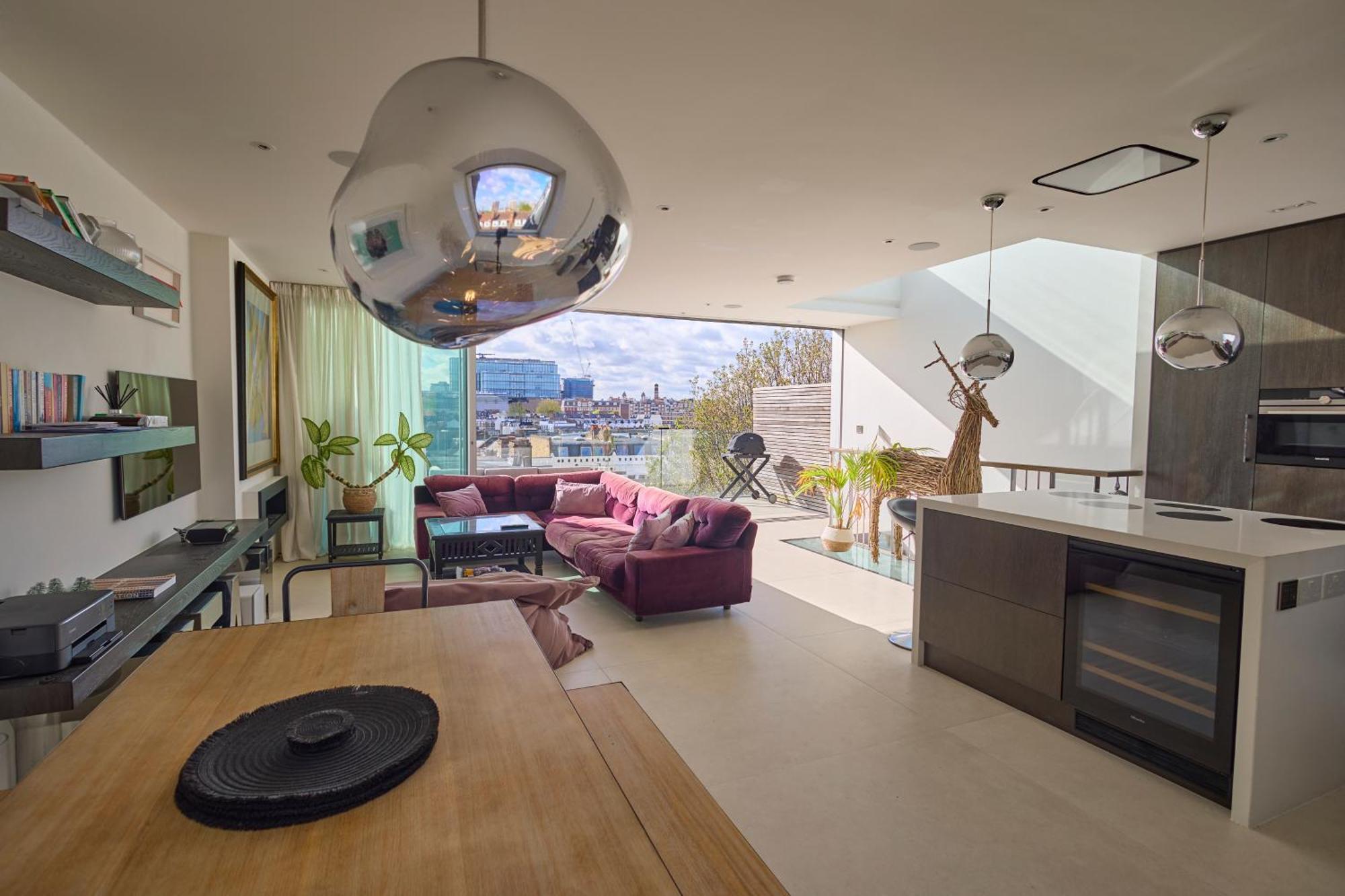 Modern Penthouse With Balcony & Views