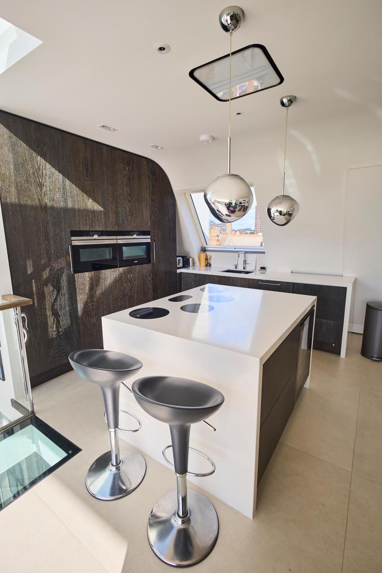 Modern Penthouse With Balcony & Views Apartment London