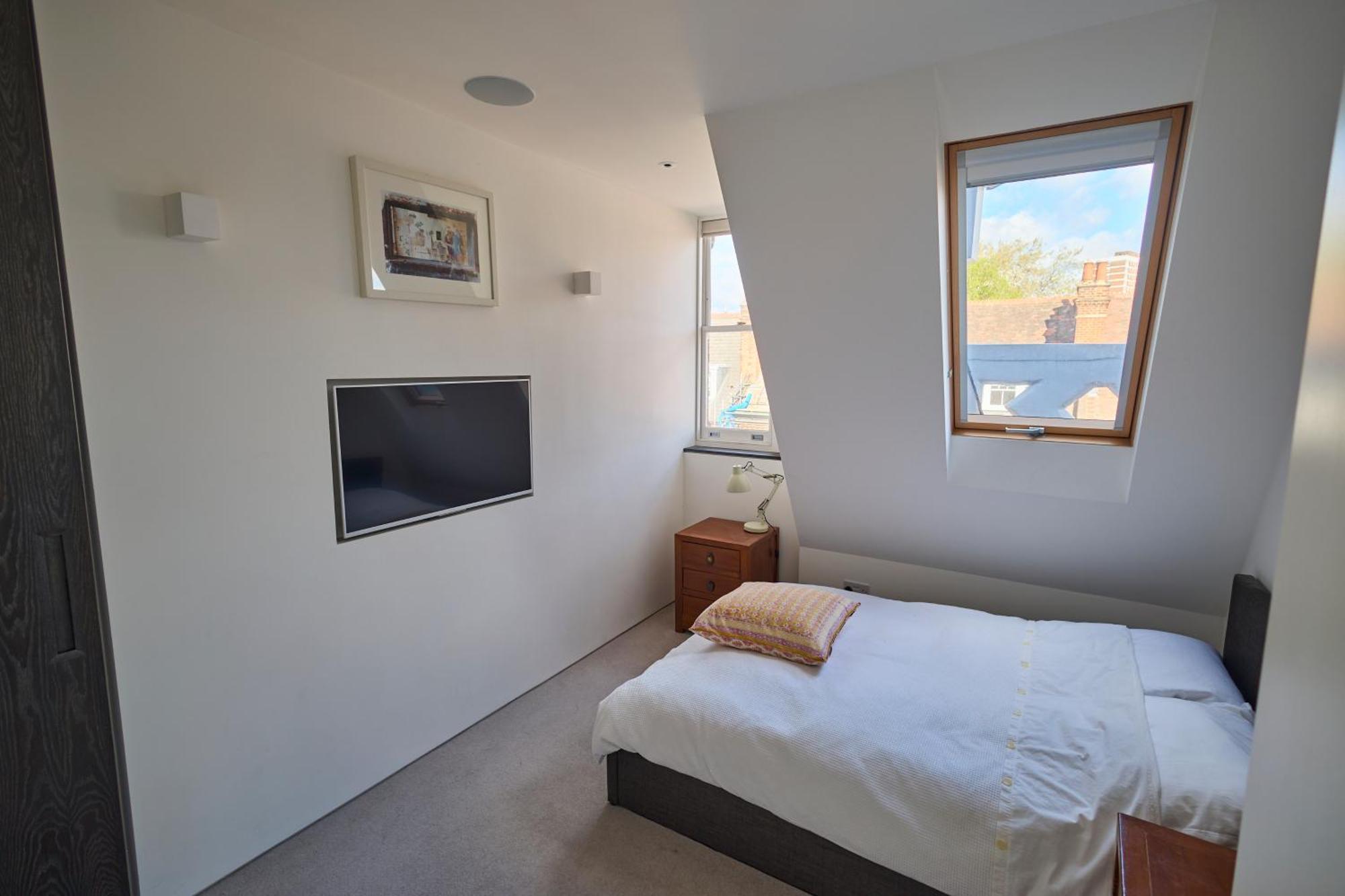 Modern Penthouse With Balcony & Views * London