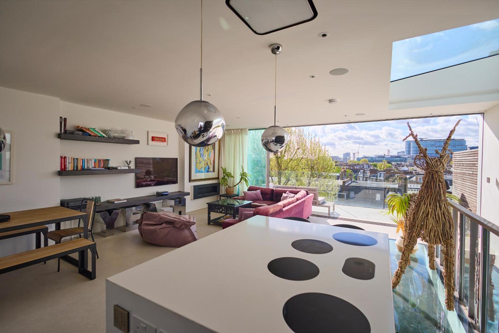 Modern Penthouse With Balcony & Views Apartment *