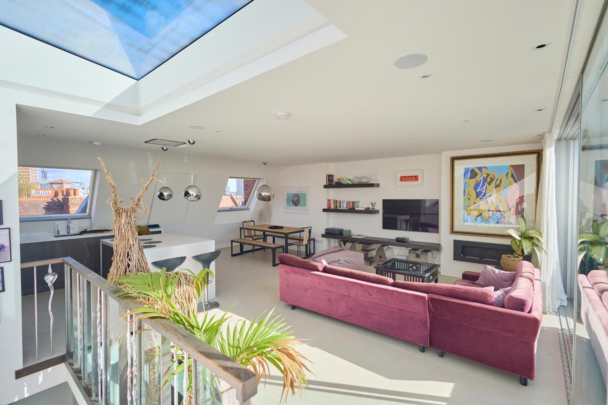 Modern Penthouse With Balcony & Views Apartment London