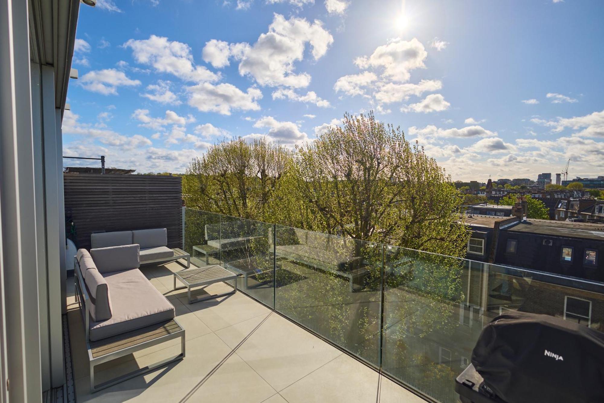 Modern Penthouse With Balcony & Views *