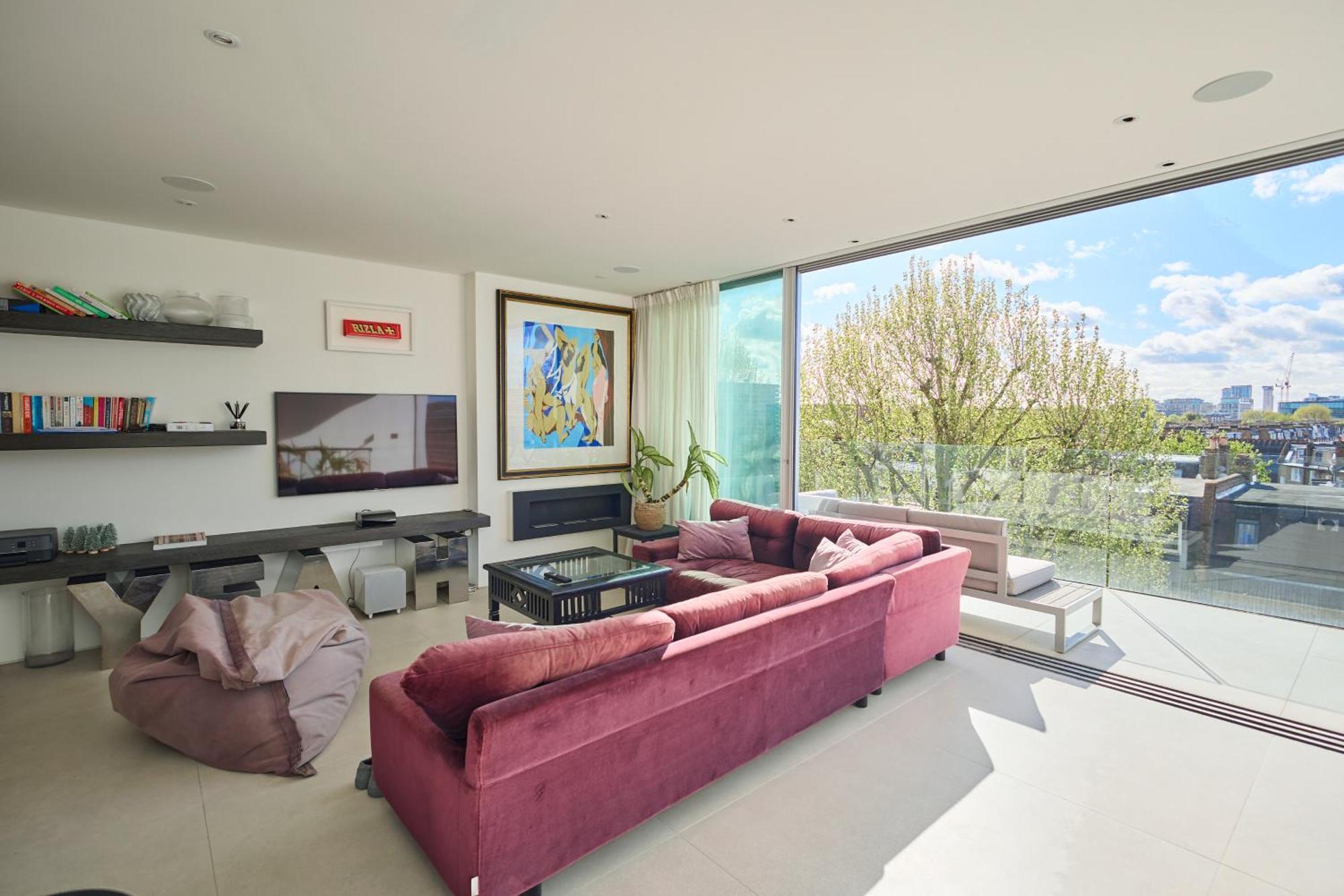 Modern Penthouse With Balcony & Views * London