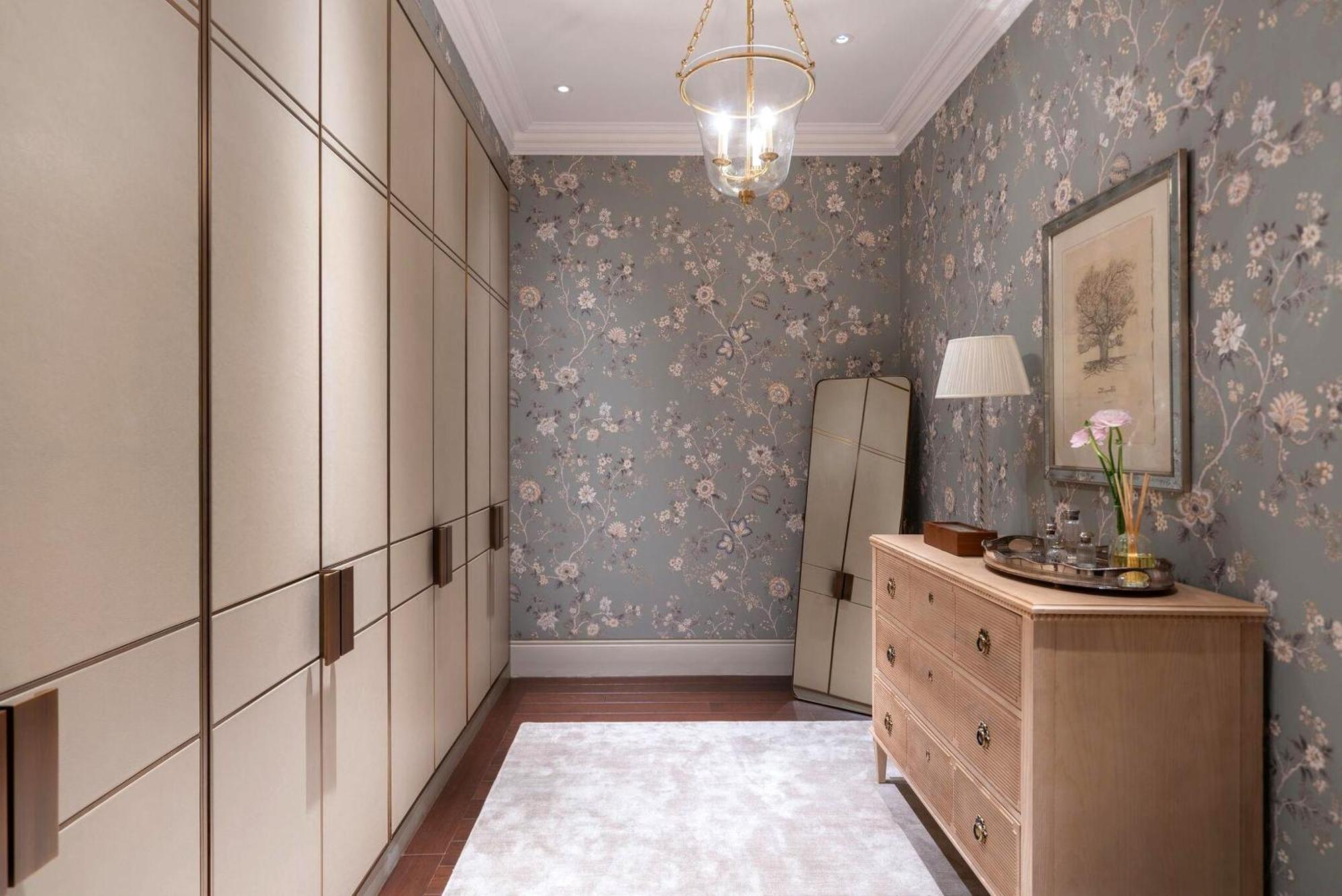 Apartment Three Bedroom With Pool And London