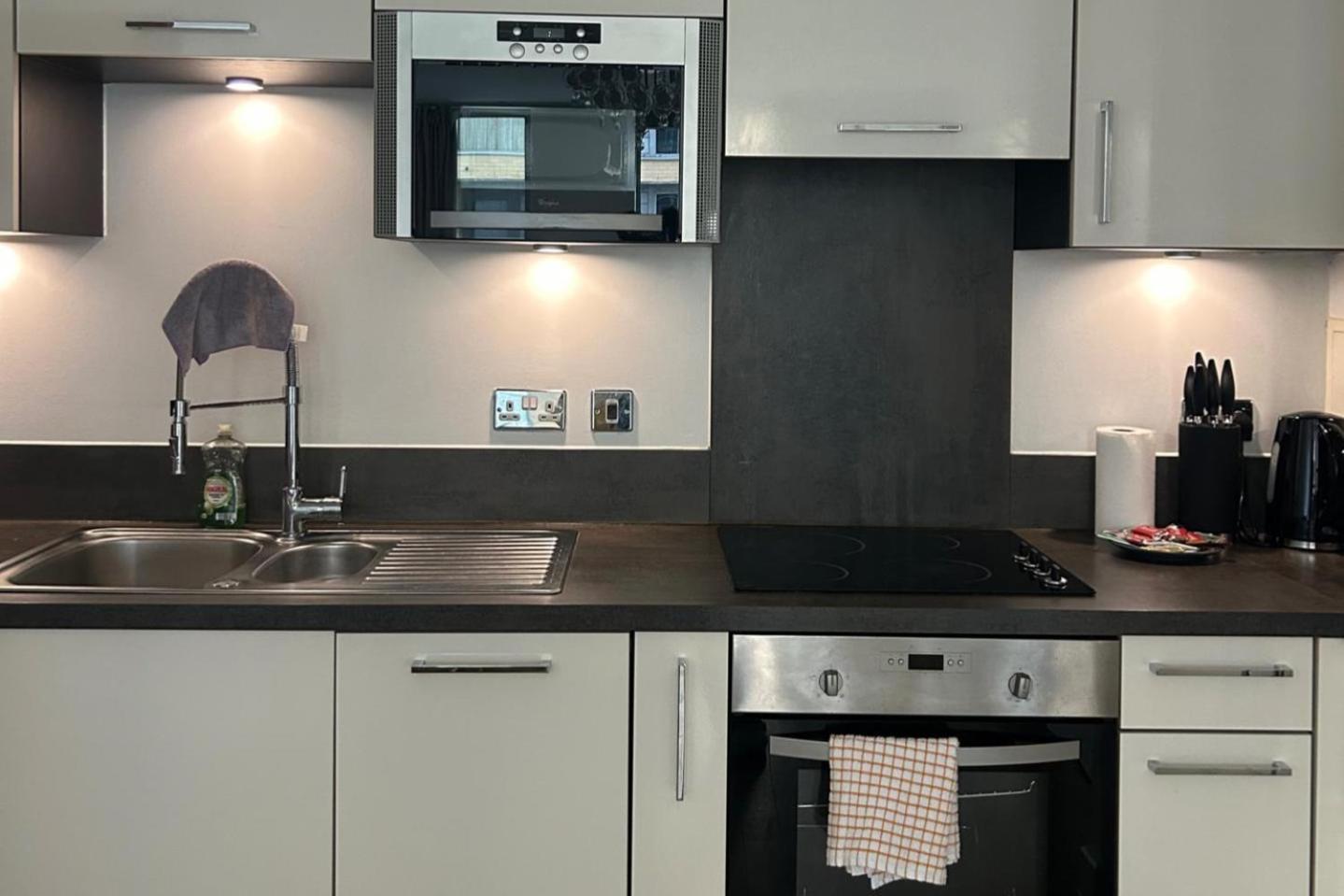 Lägenhet 1-Bed Apt Sleeps 4 Central To Shops & Transport *