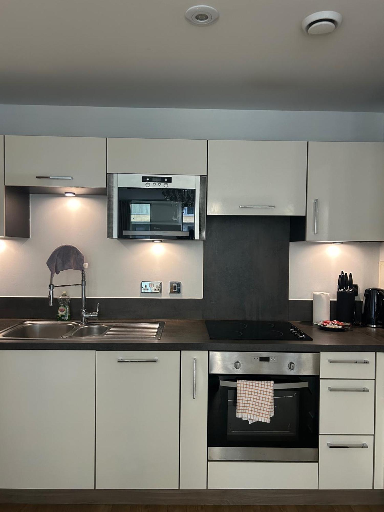 1-Bed Apt Sleeps 4 Central To Shops & Transport Lägenhet