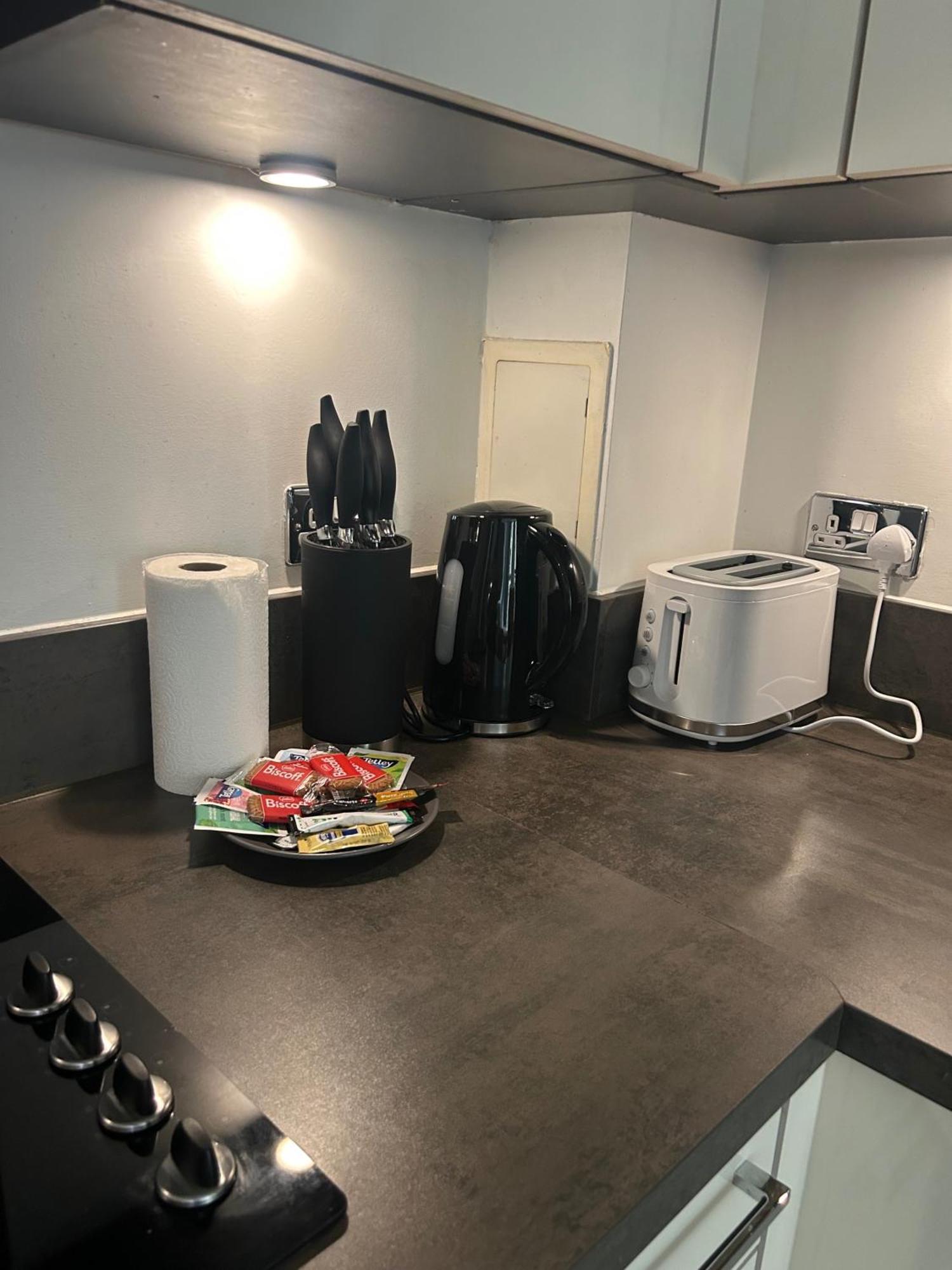 Lägenhet 1-Bed Apt Sleeps 4 Central To Shops & Transport *