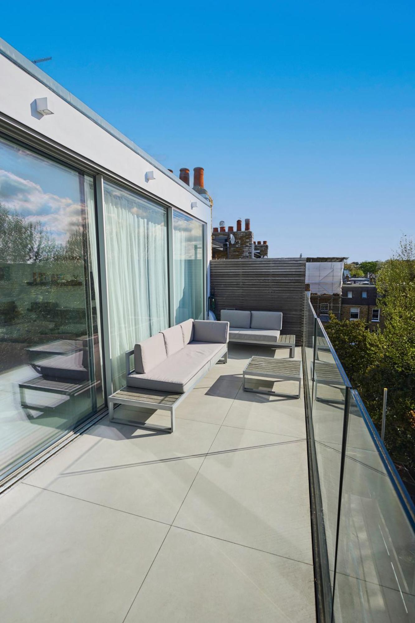 Apartment Modern Penthouse With Balcony & Views *