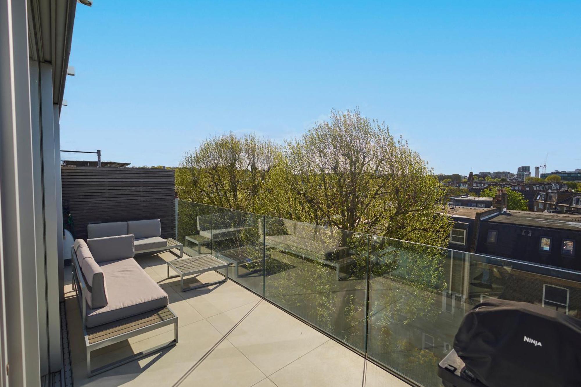 Modern Penthouse With Balcony & Views * London
