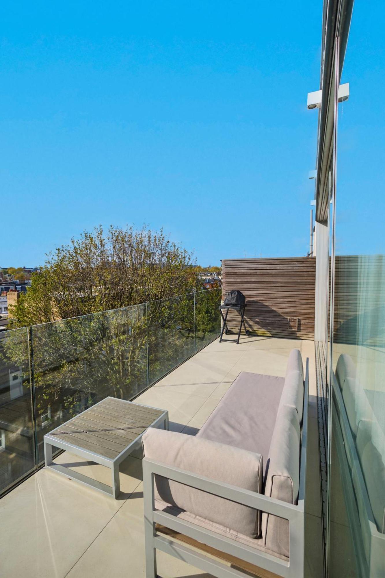 Modern Penthouse With Balcony & Views Apartment *