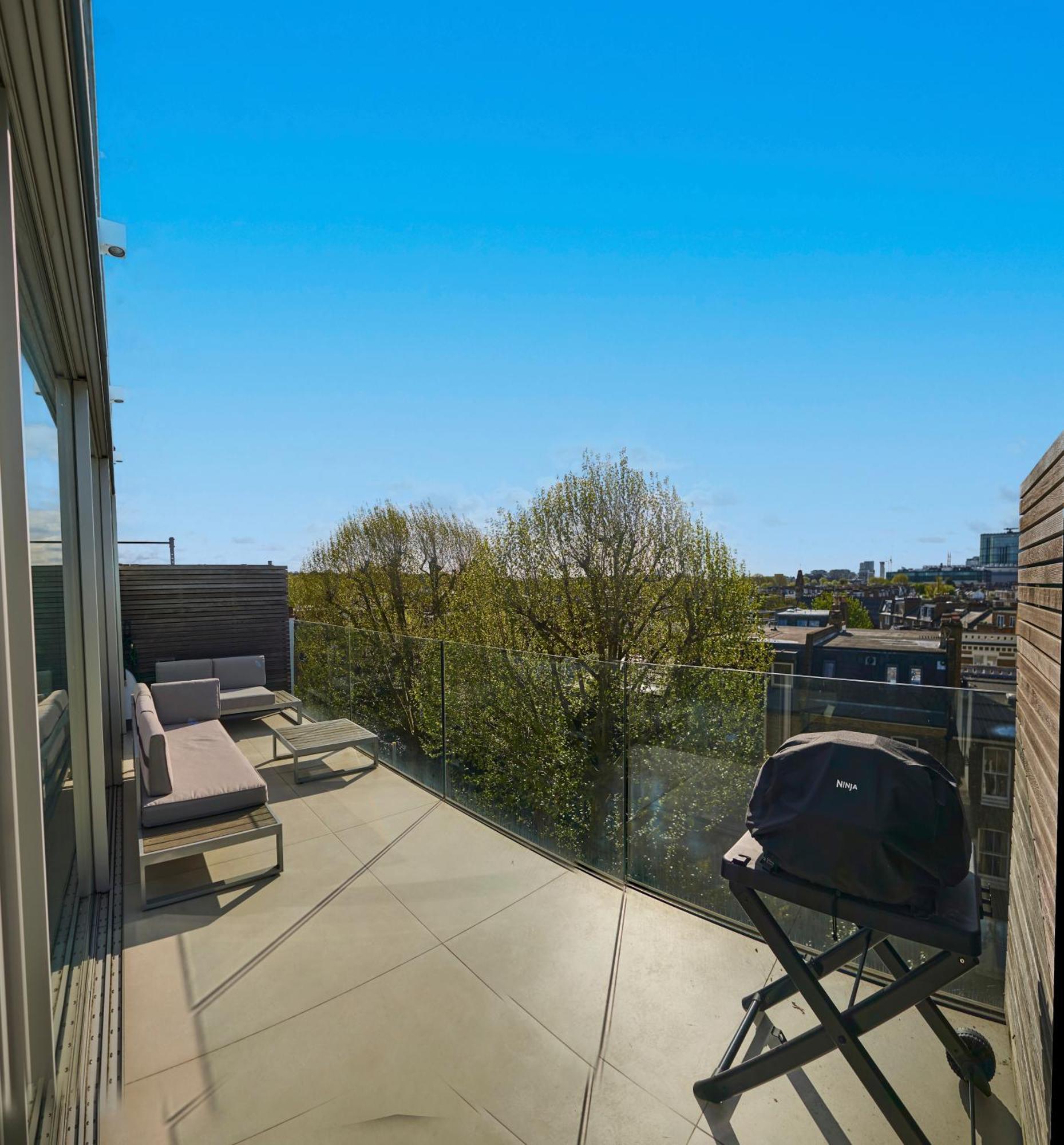 Apartment Modern Penthouse With Balcony & Views London