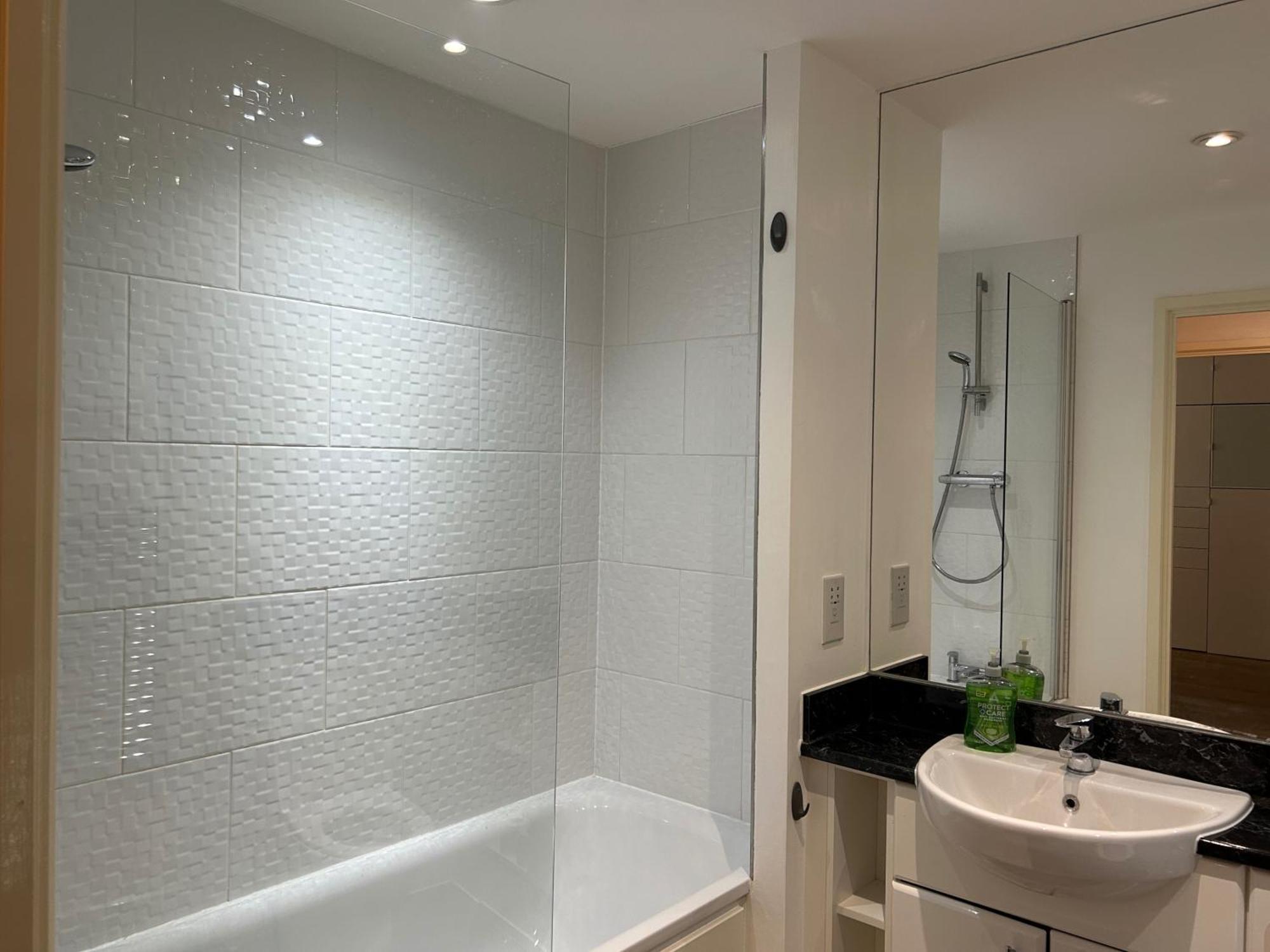 Lägenhet 1-Bed Apt Sleeps 4 Central To Shops & Transport London