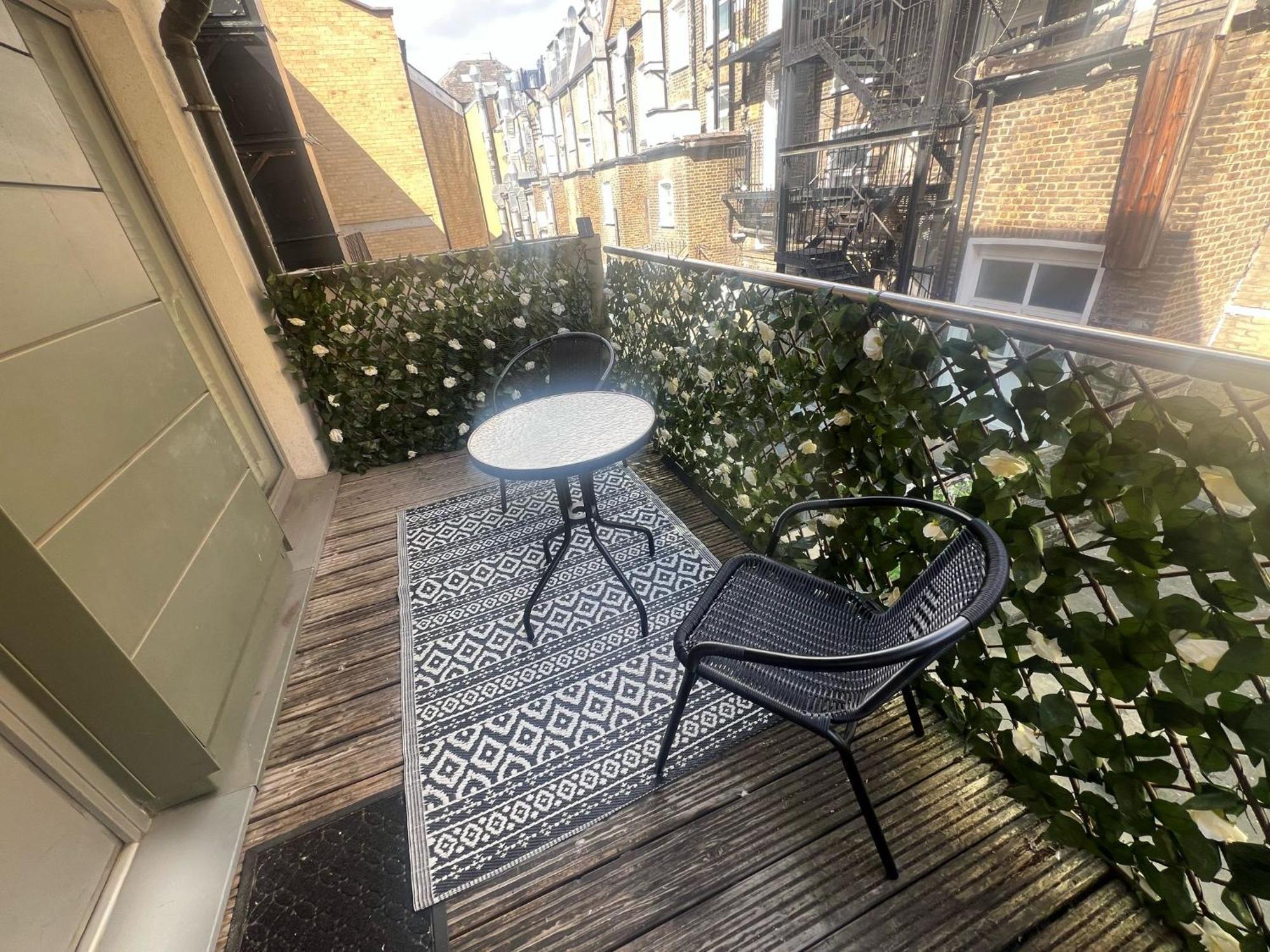 Modern 2 Bed 2 Bath Hyde Park Apartment *