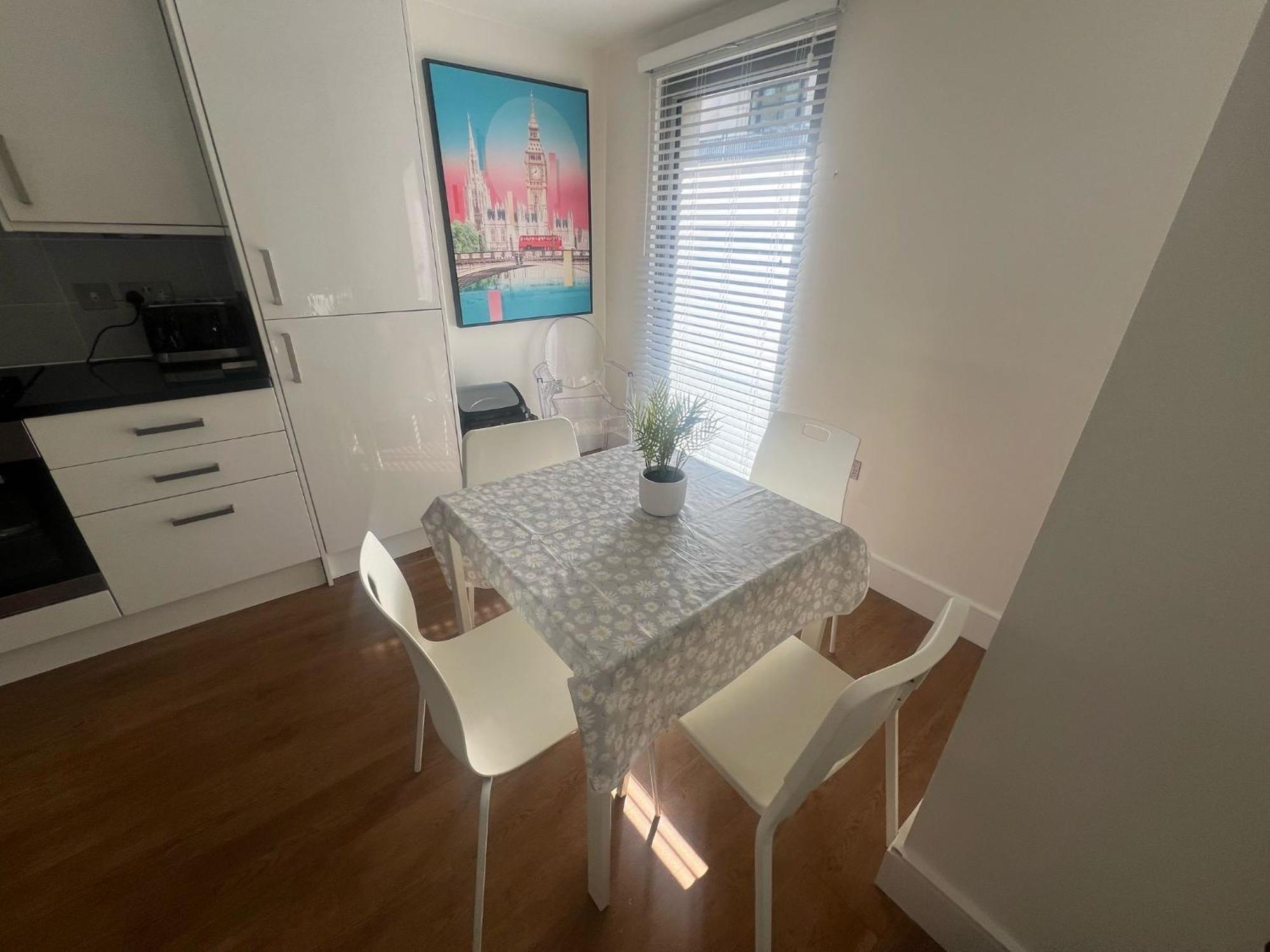 Modern 2 Bed 2 Bath Hyde Park Apartment London