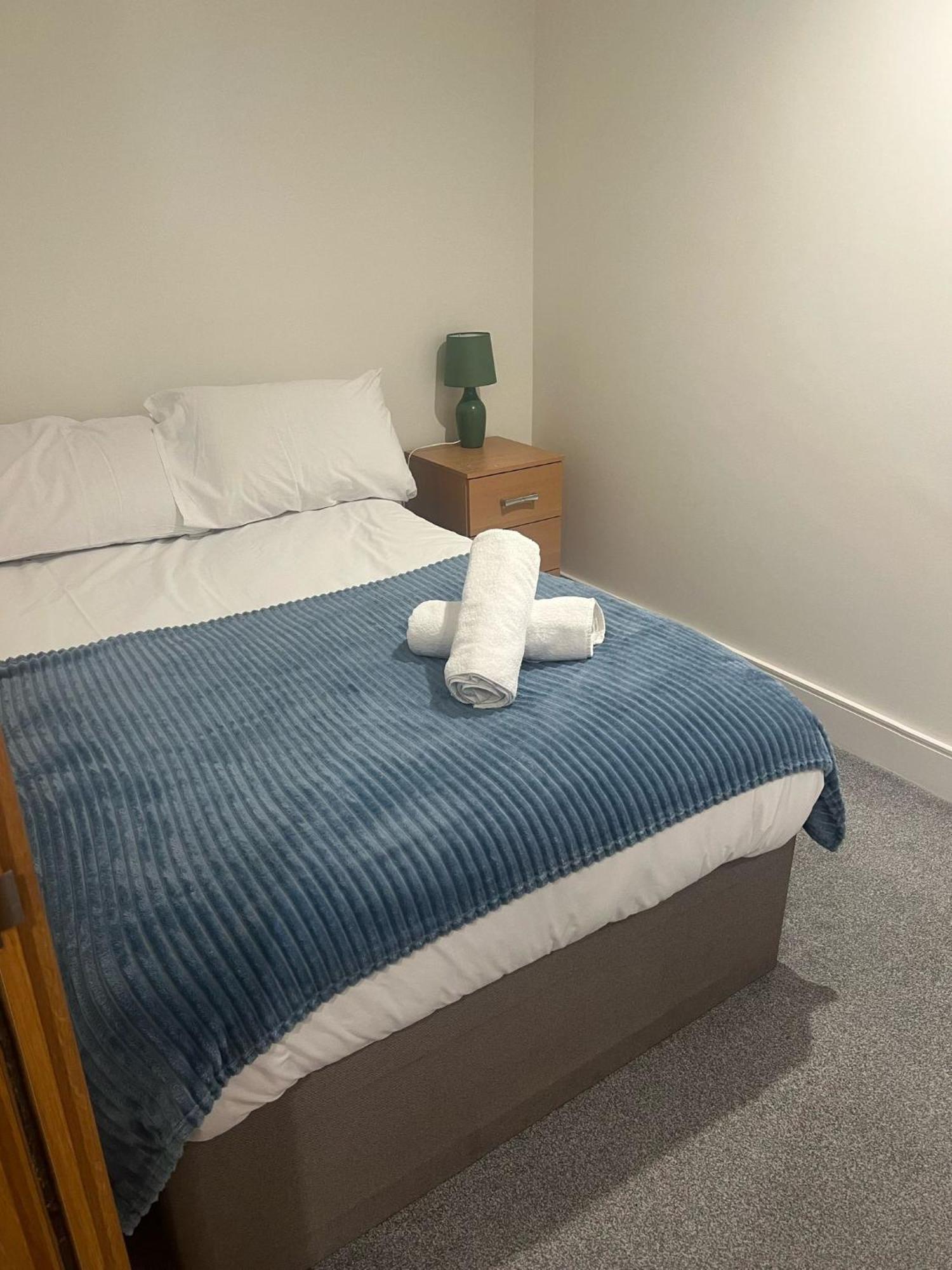 Modern 2 Bed 2 Bath Hyde Park *