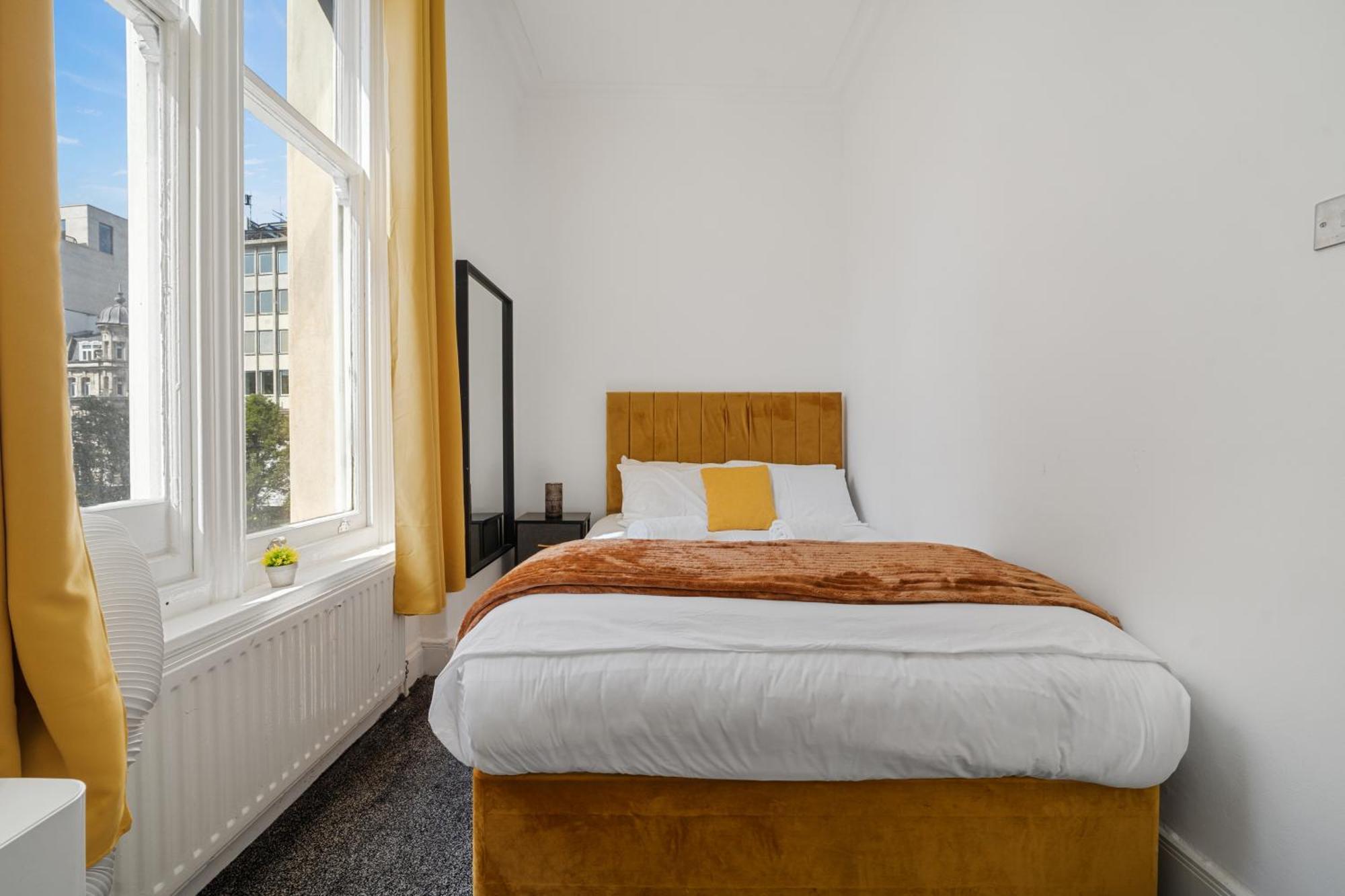 Apartment 3 Bedroom On Oxford Street Gc4 *