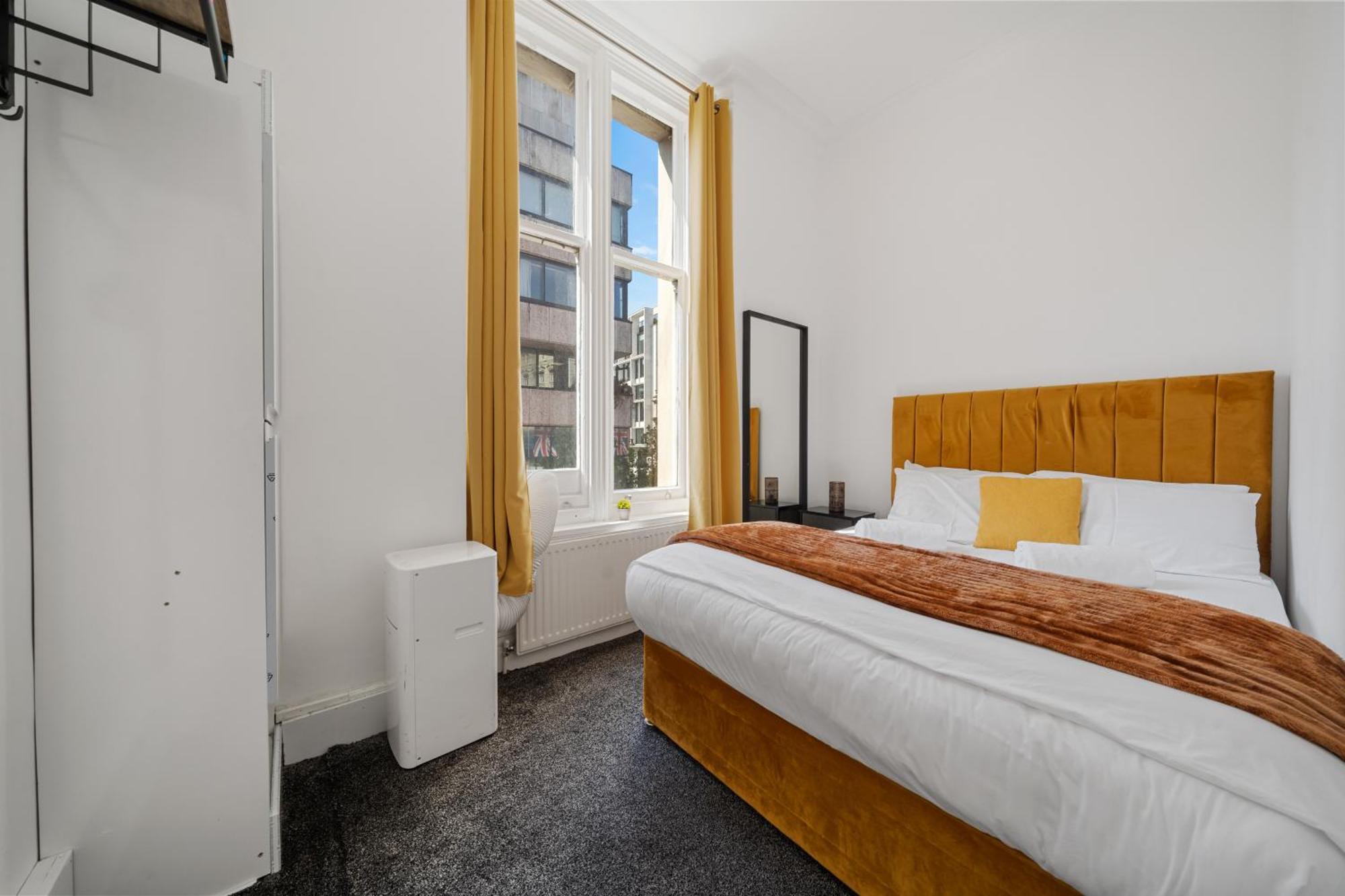 3 Bedroom On Oxford Street Gc4 * London