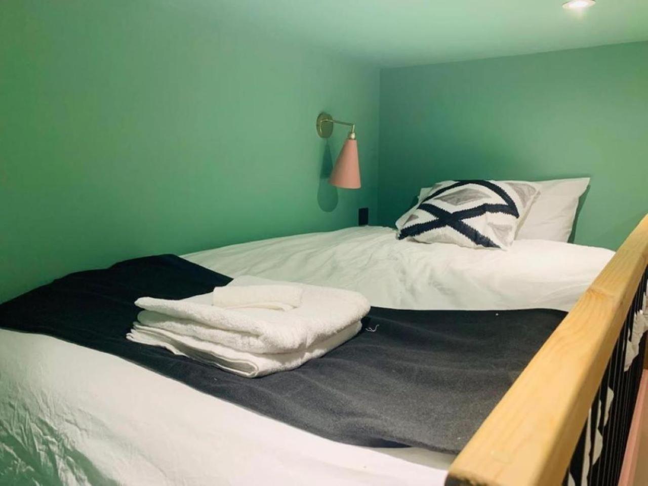 Quirky In Vibrant Ldn Apartment London