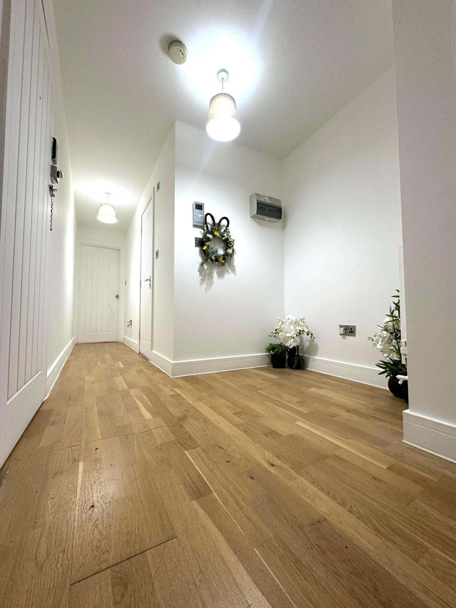 Elegant Spacious Modern 2 Bedroom - Whitechapel - 5mins To Aldgate Station Apartment *
