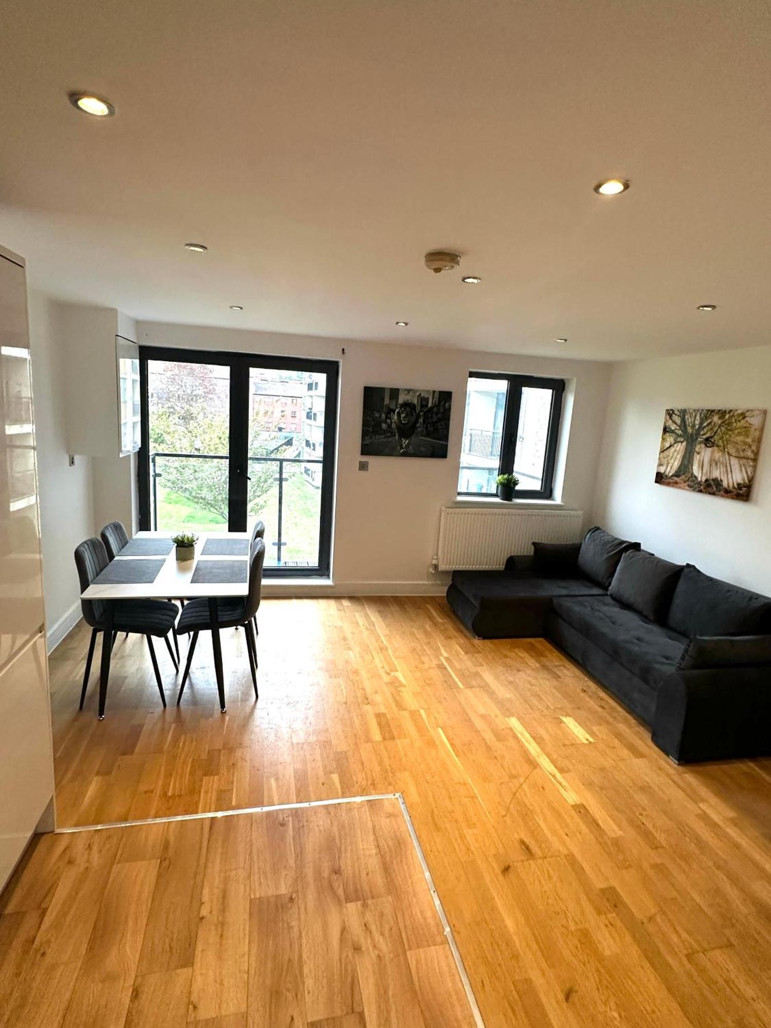 Elegant Spacious Modern 2 Bedroom - Whitechapel - 5mins To Aldgate Station Apartment *