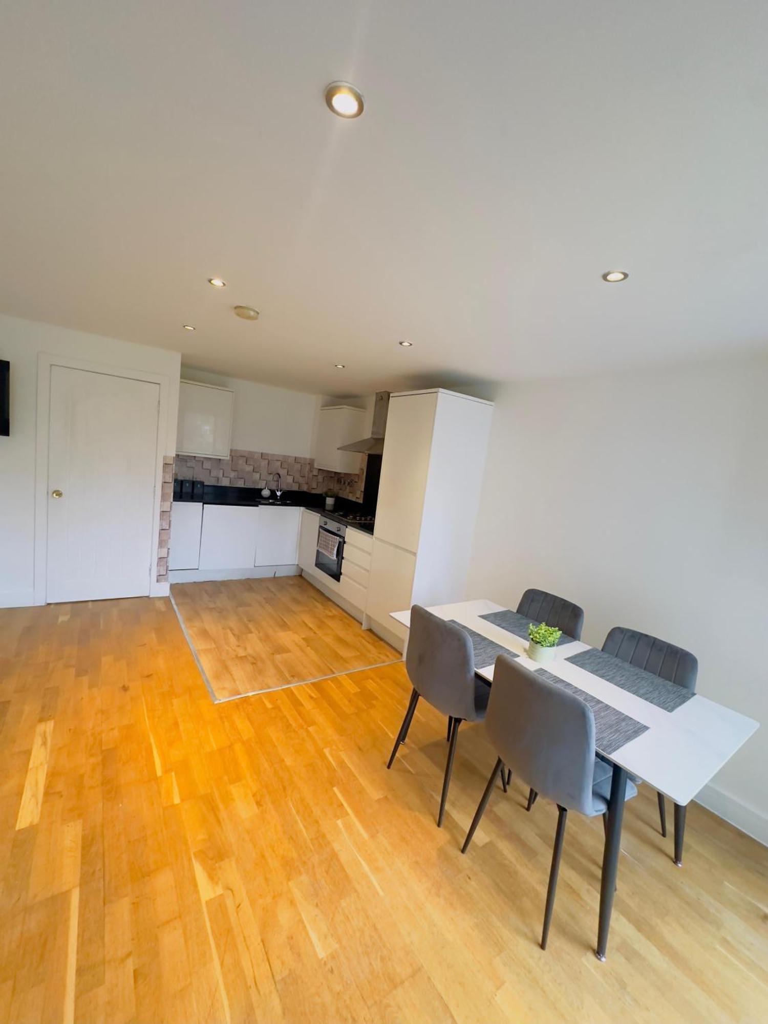 Elegant Spacious Modern 2 Bedroom - Whitechapel - 5mins To Aldgate Station London