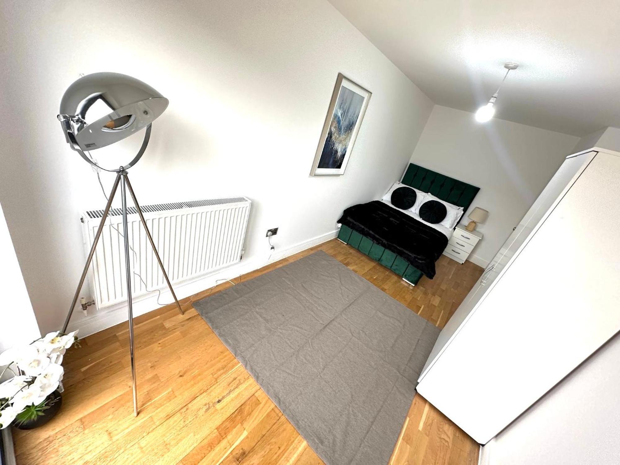 Elegant Spacious Modern 2 Bedroom - Whitechapel - 5mins To Aldgate Station London