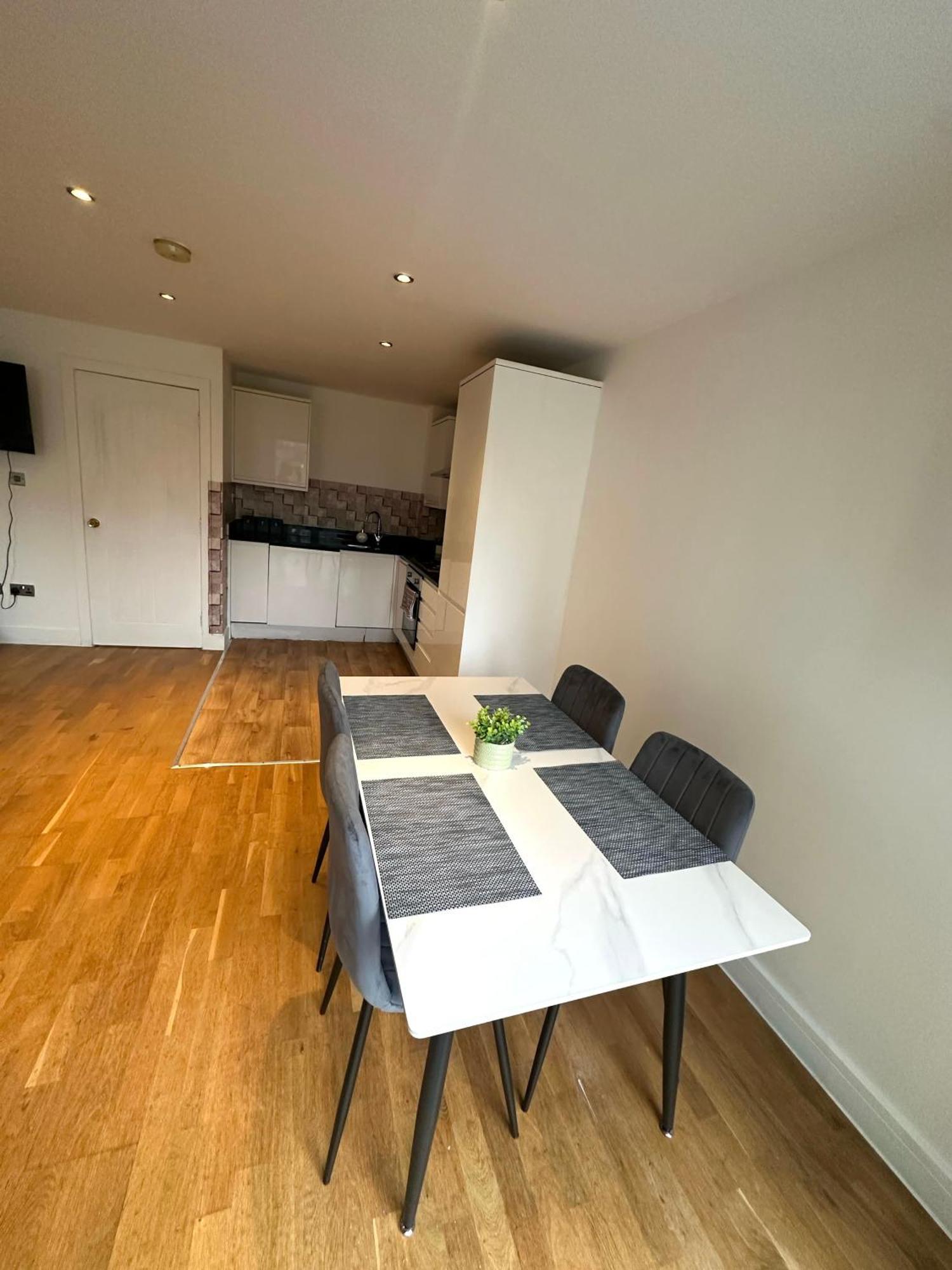 Elegant Spacious Modern 2 Bedroom - Whitechapel - 5mins To Aldgate Station Apartment London