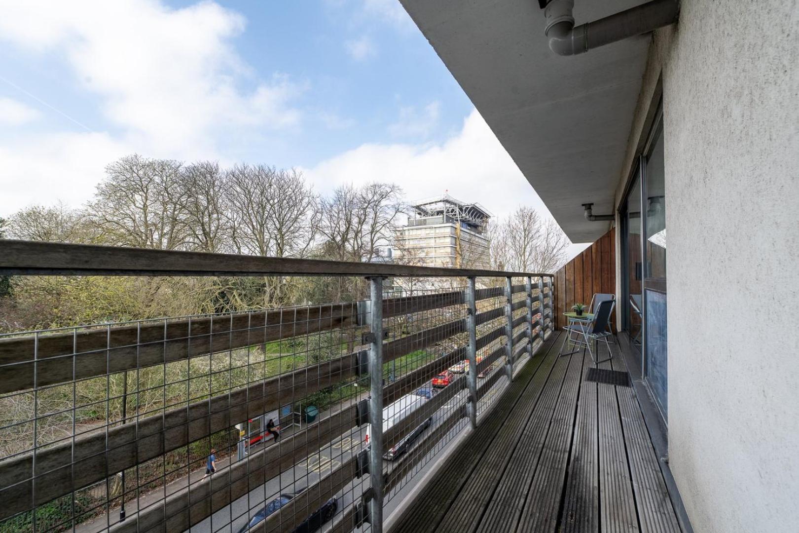 Guestready - Modern With Balcony No Wifi * Londen
