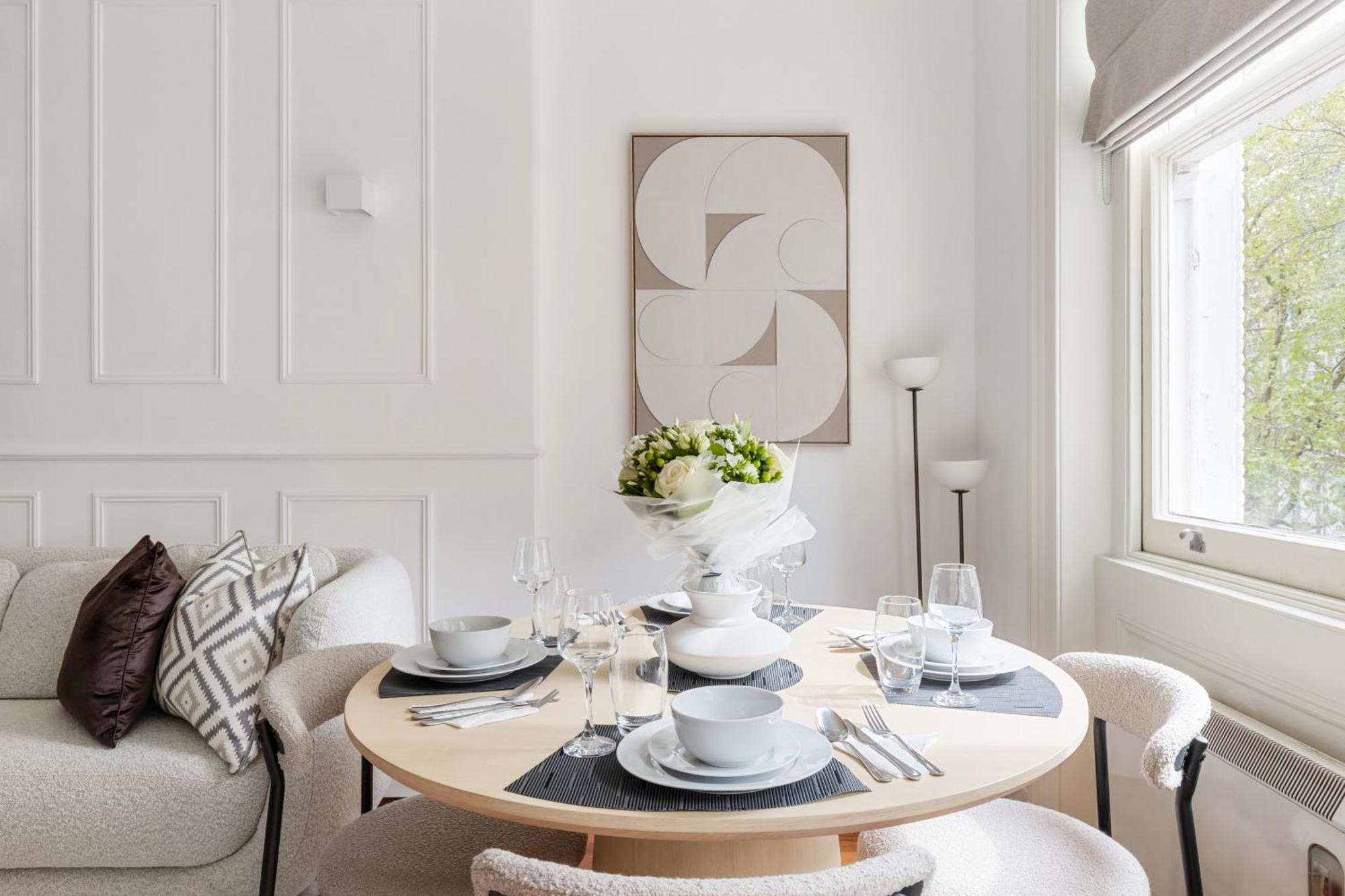 Luxury Corner - La Reserve Knightsbridge 5* Londen